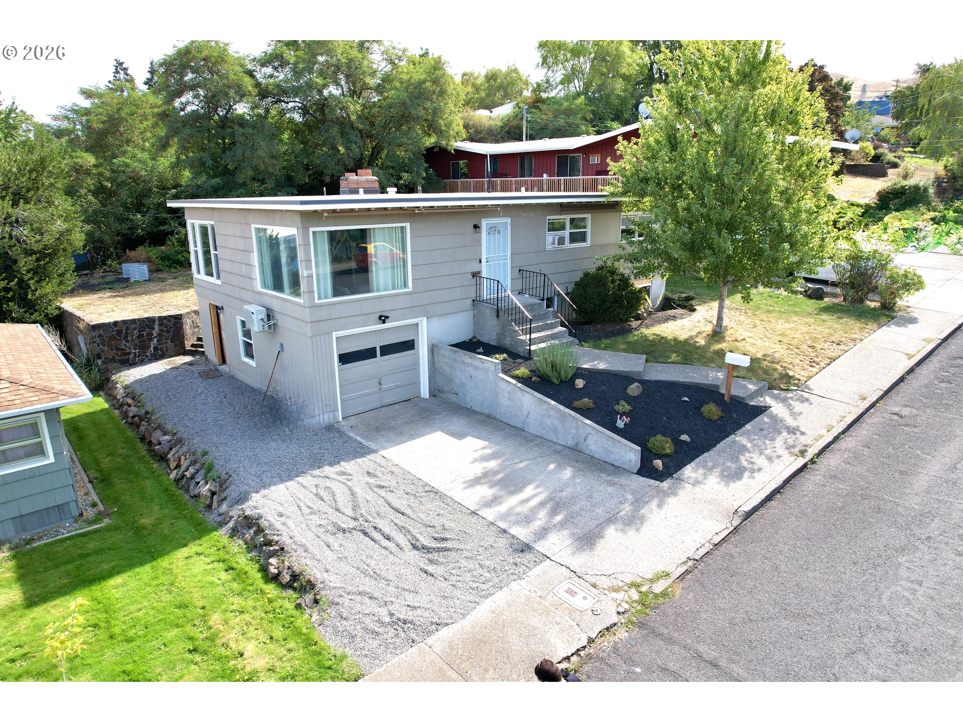 1106 Oregon St Property Photo 1