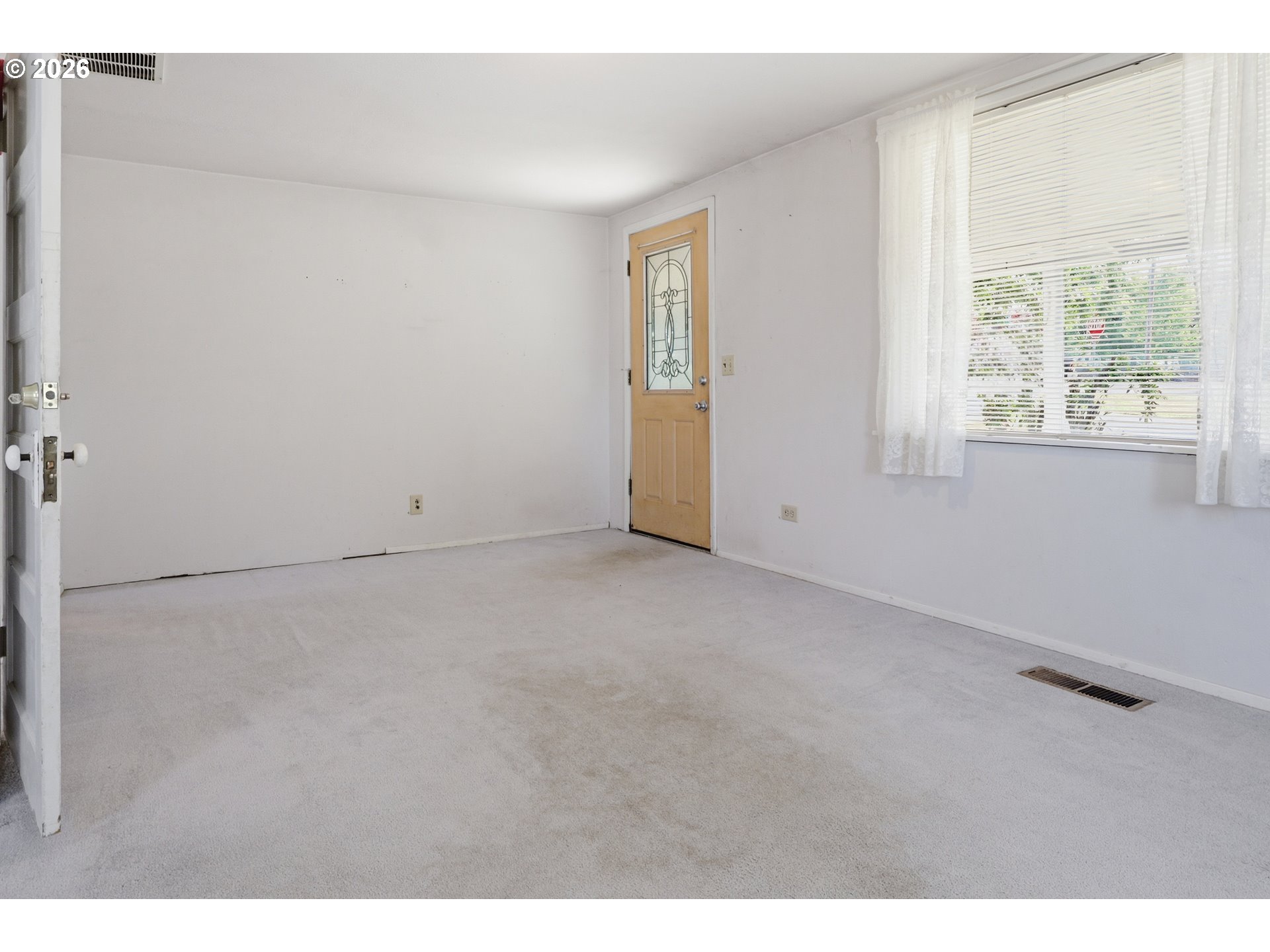 687 Jefferson St Property Photo 5
