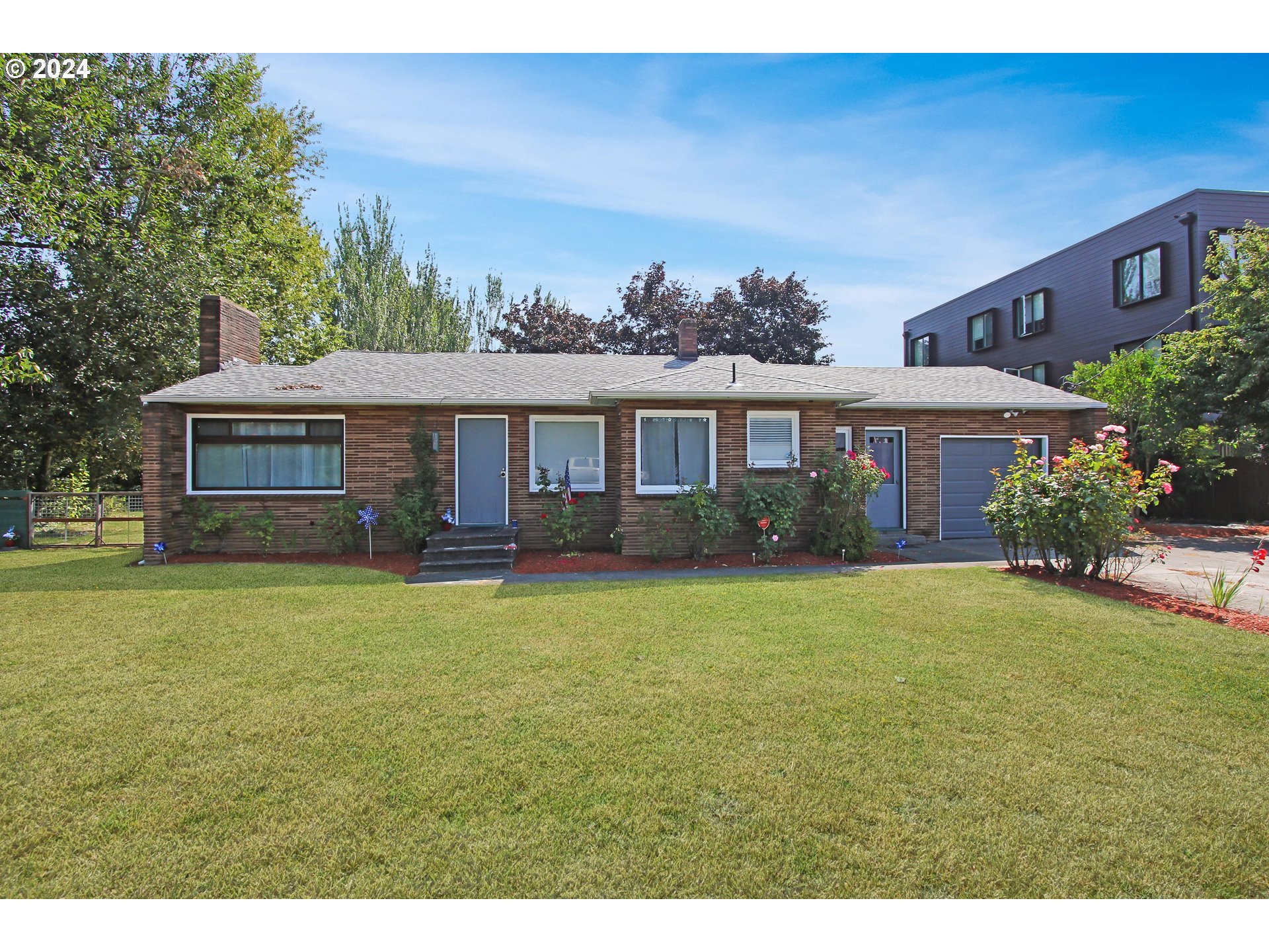 450 Se Hogan Rd Property Photo 2