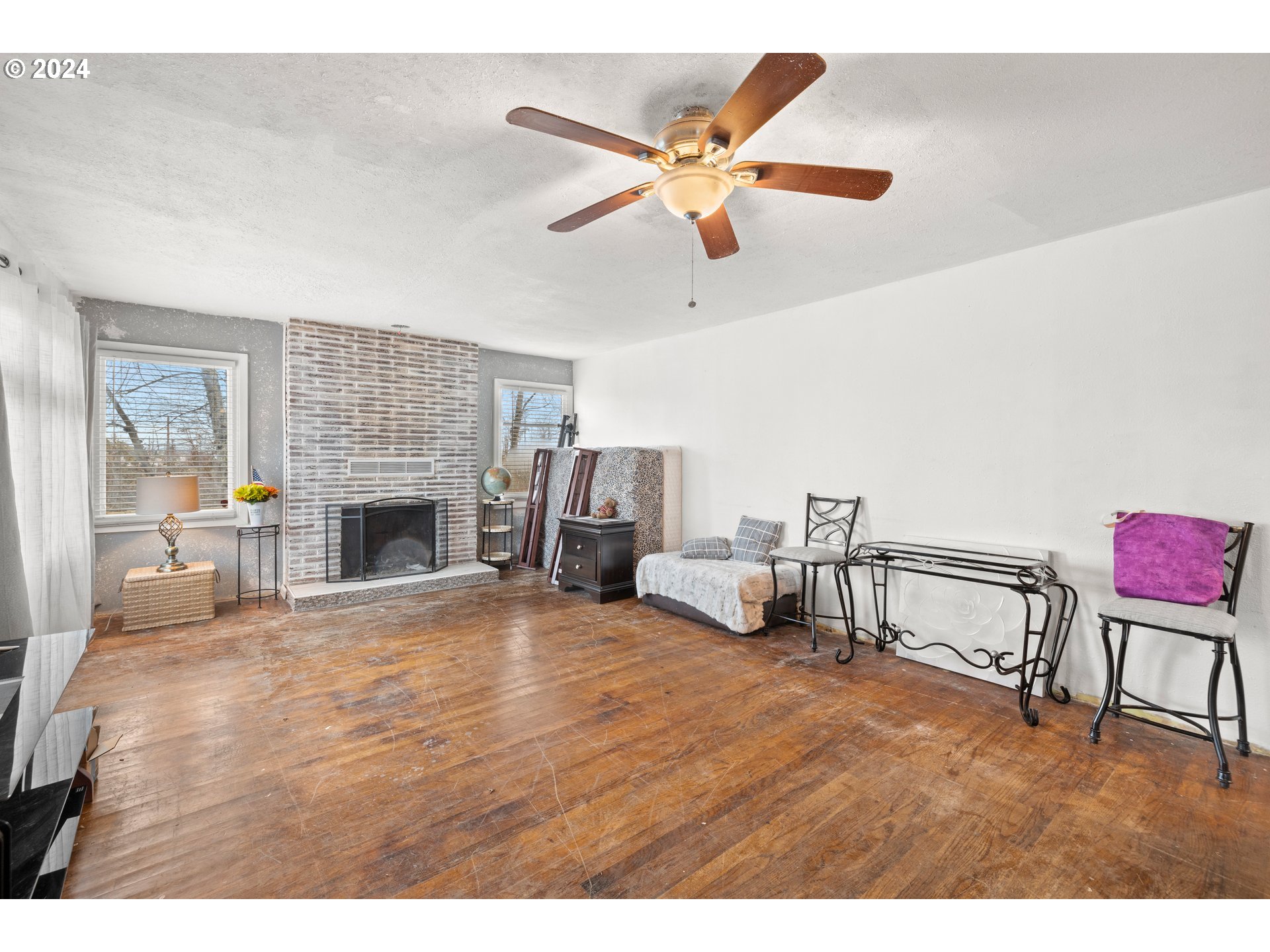 450 Se Hogan Rd Property Photo 5