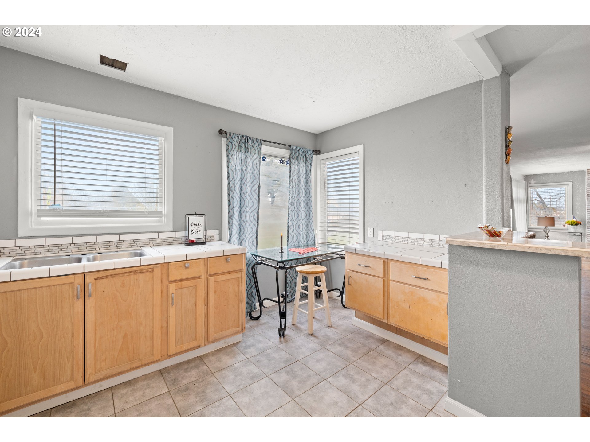 450 Se Hogan Rd Property Photo 12