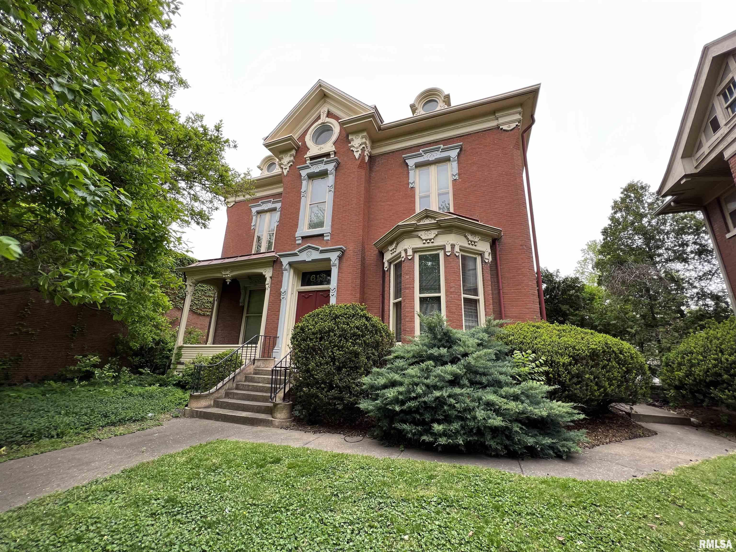 613 BROADWAY Street