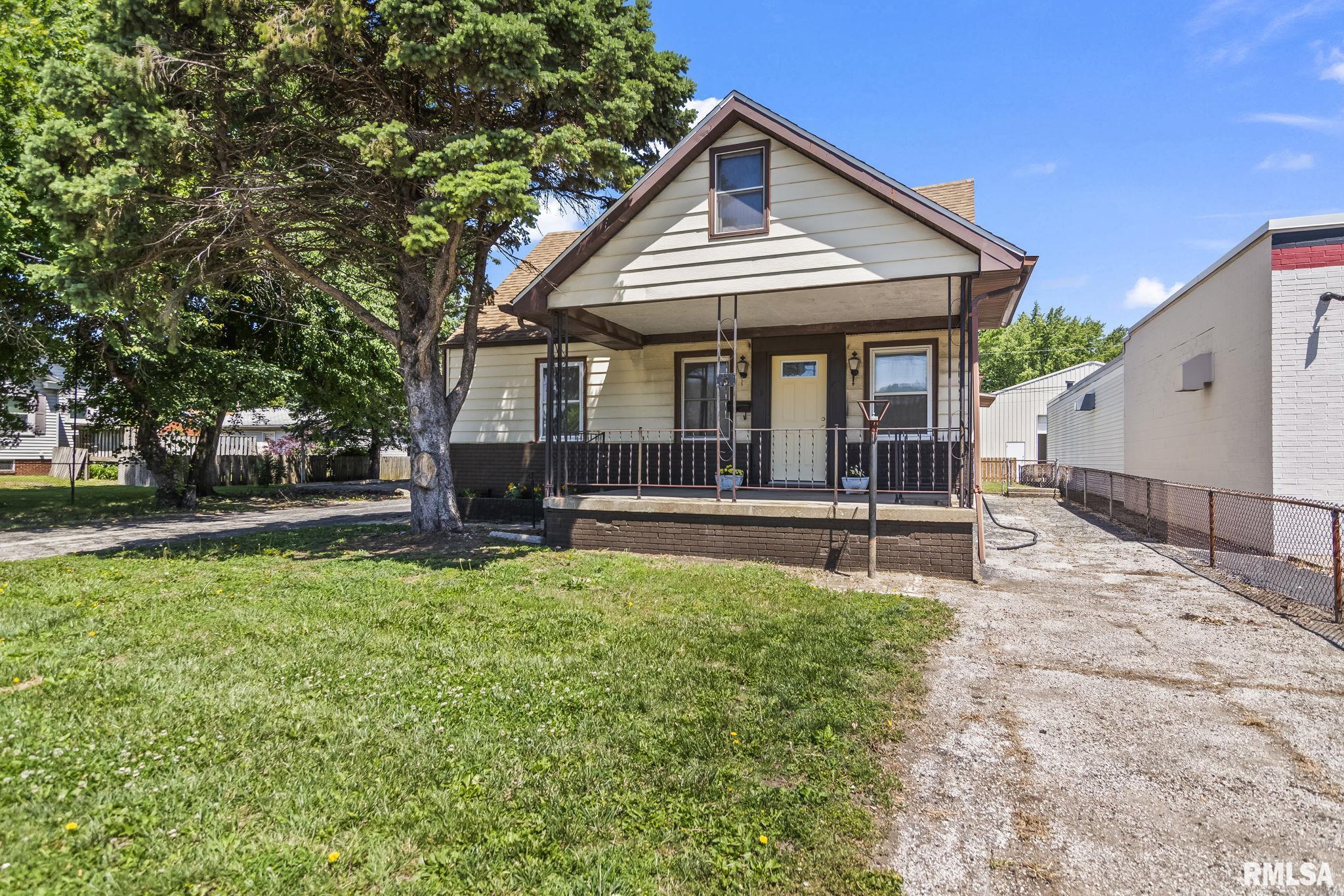 2413 E North Grand Avenue Property Photo 1