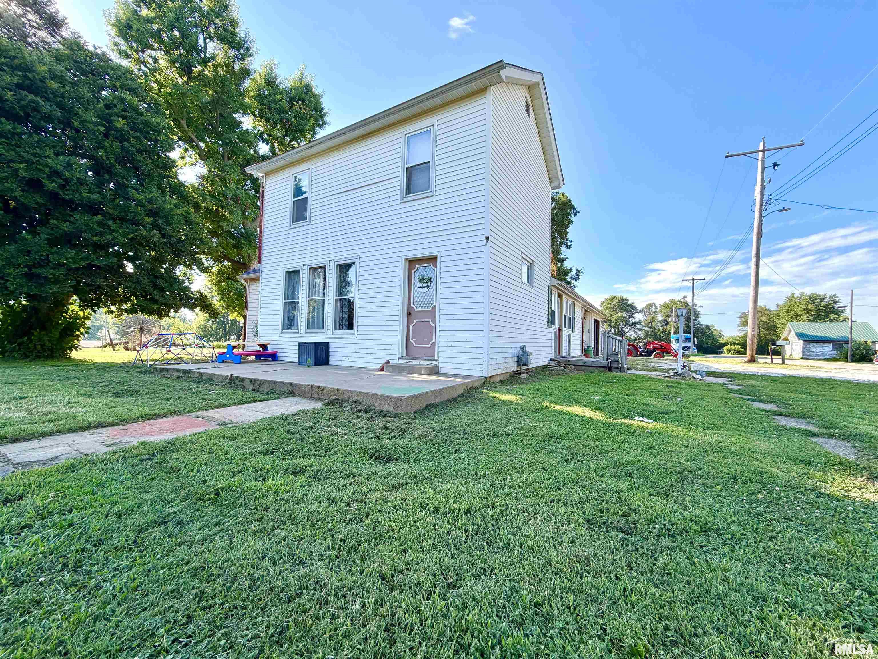 402 W WALNUT Street