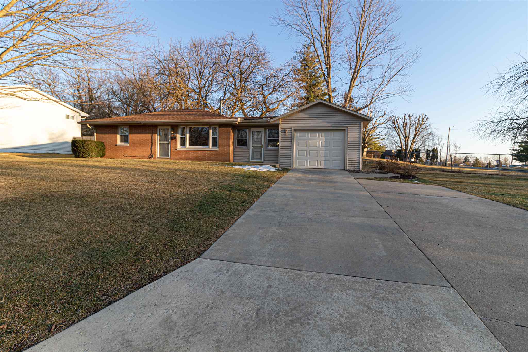 2910 W Scenic Drive Property Photo 1