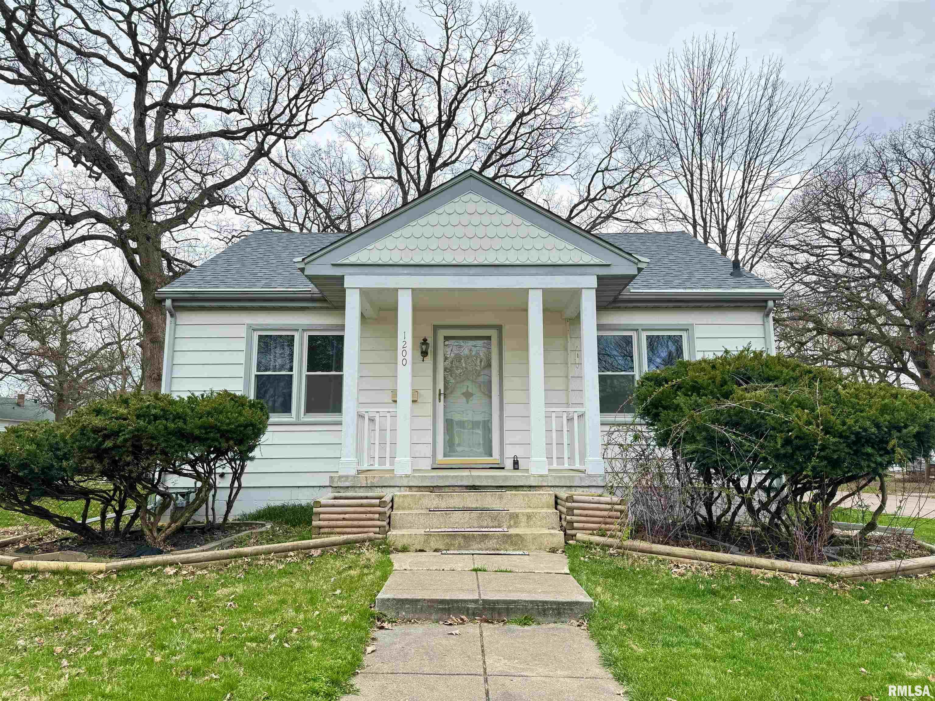 1200 E Melbourne Avenue Property Photo 1