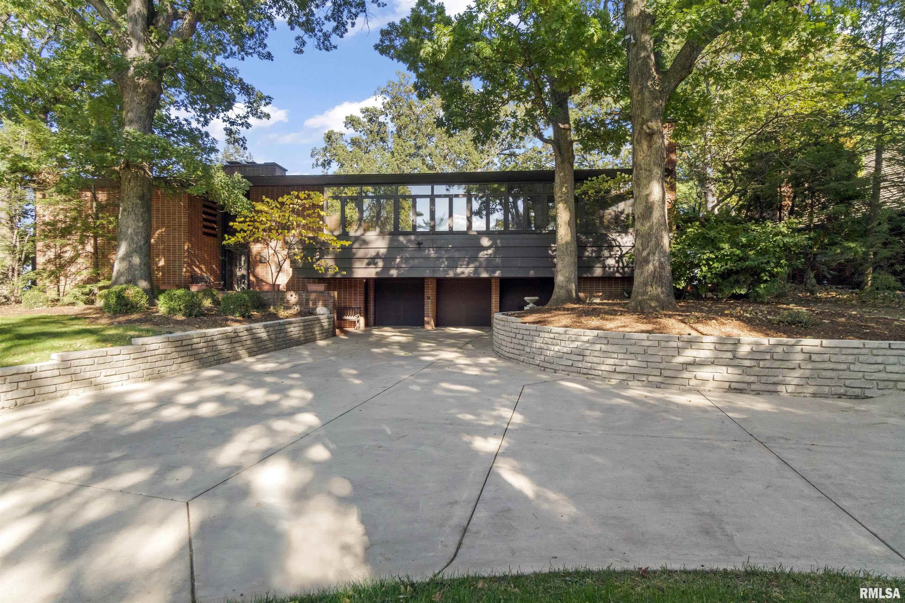 501 E High Point Road Property Photo 1