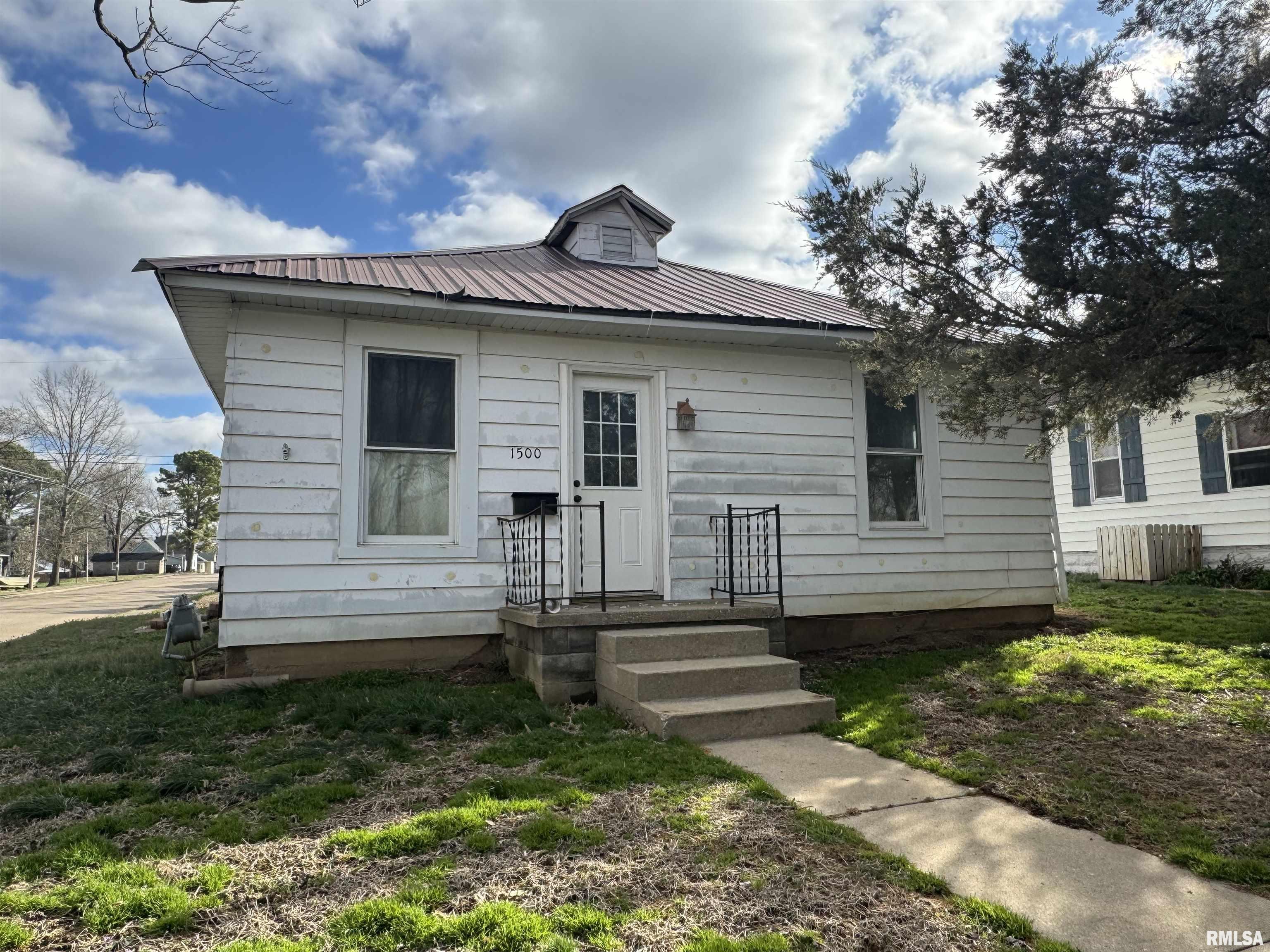 1500 W Tyler Street Property Photo 1