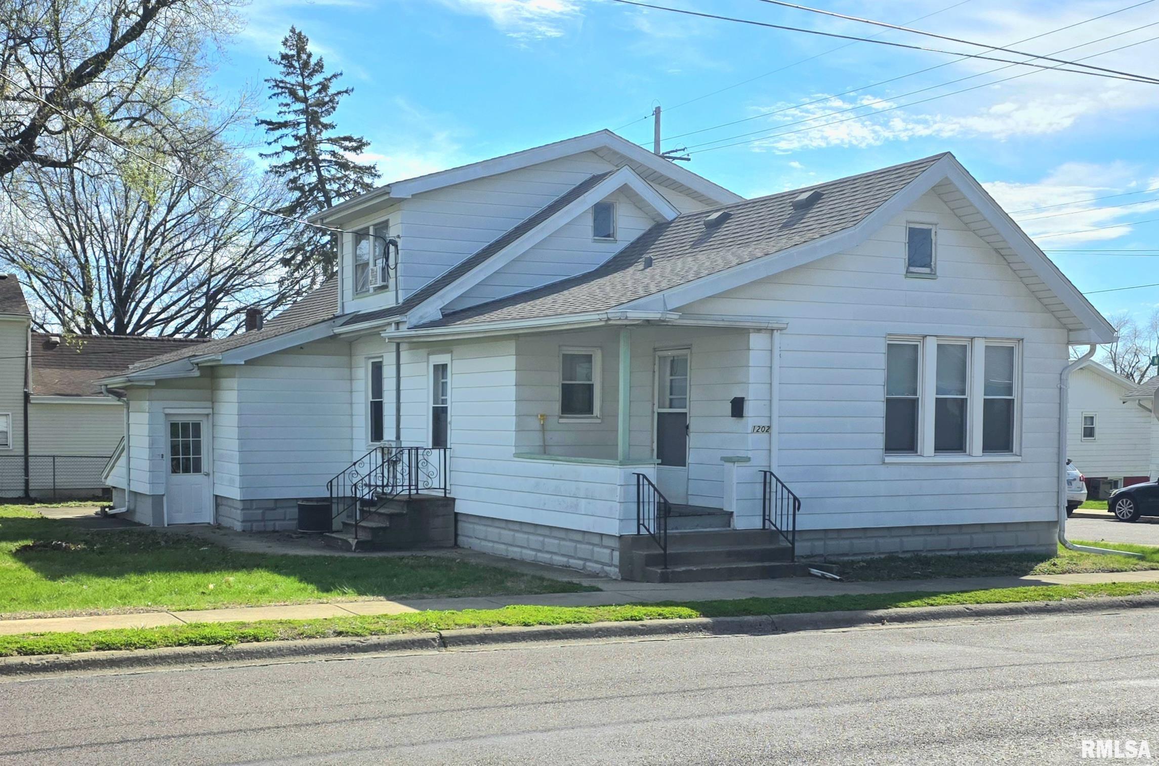 1208 E Division Avenue Property Photo 1