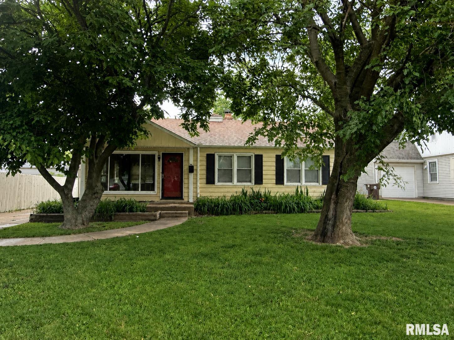 1011 E TRIPP Avenue