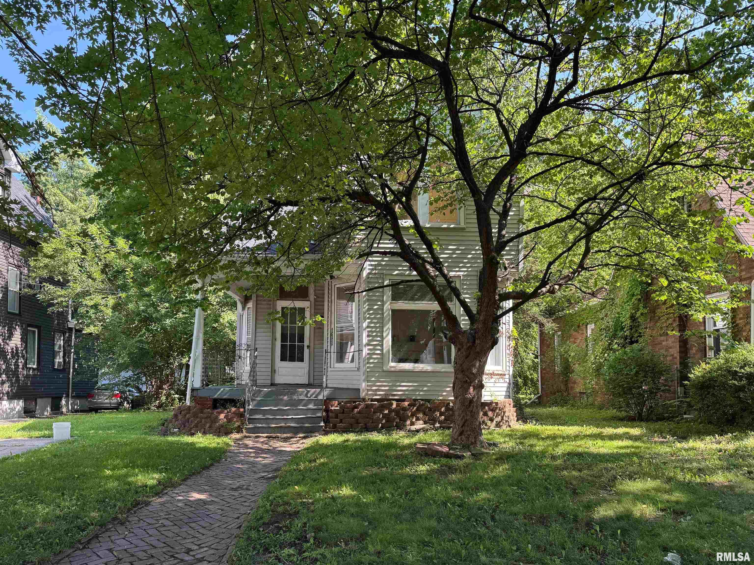 111 E ARCADIA Avenue