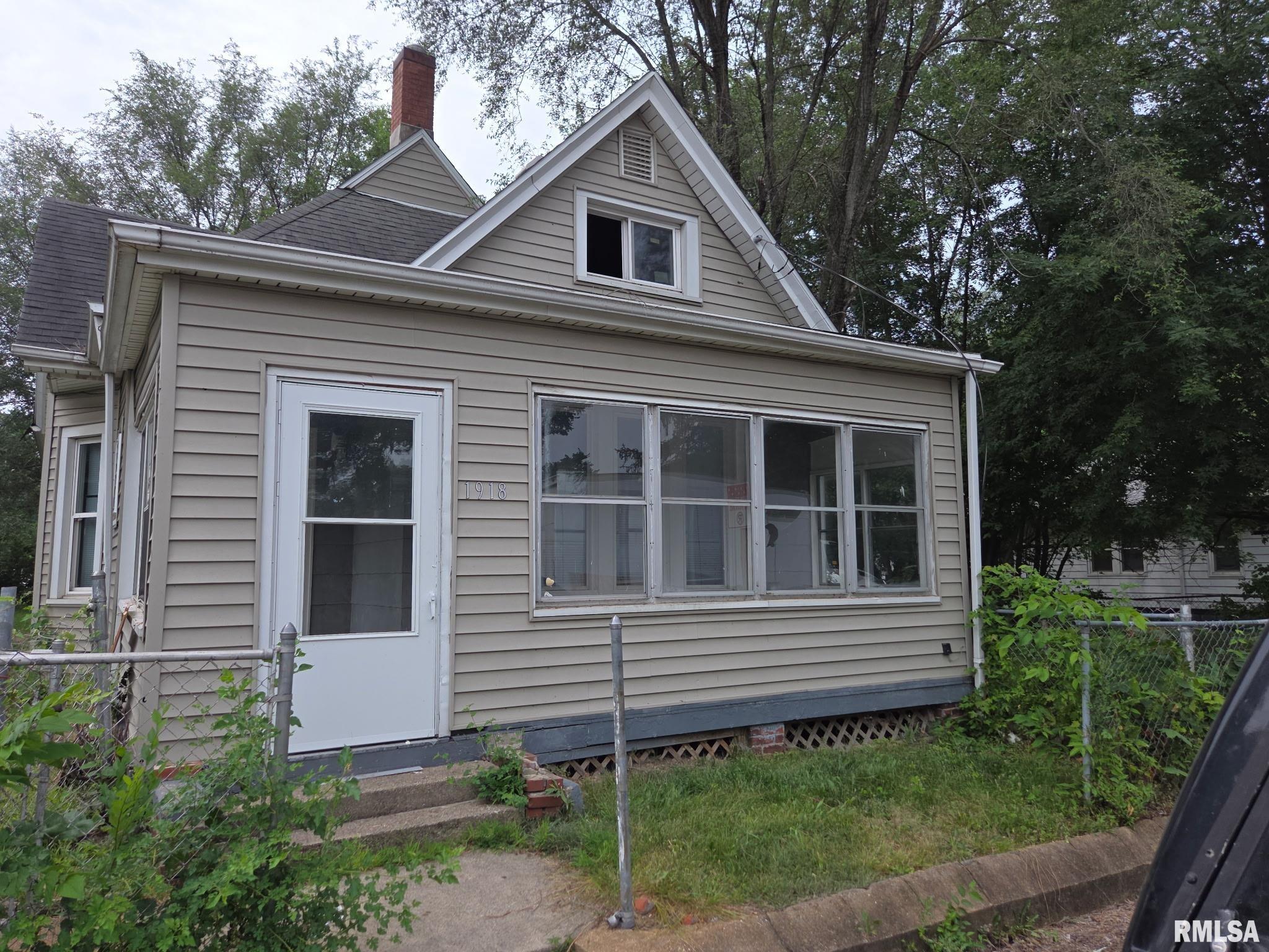 1918 W Howett Street Property Photo 1