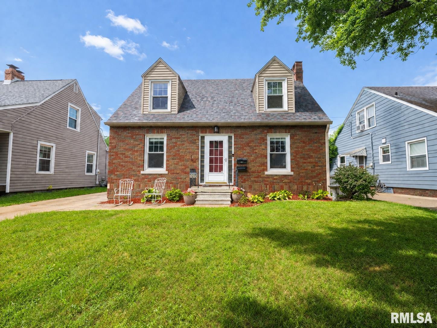 1015 E Elmhurst Avenue Property Photo 1