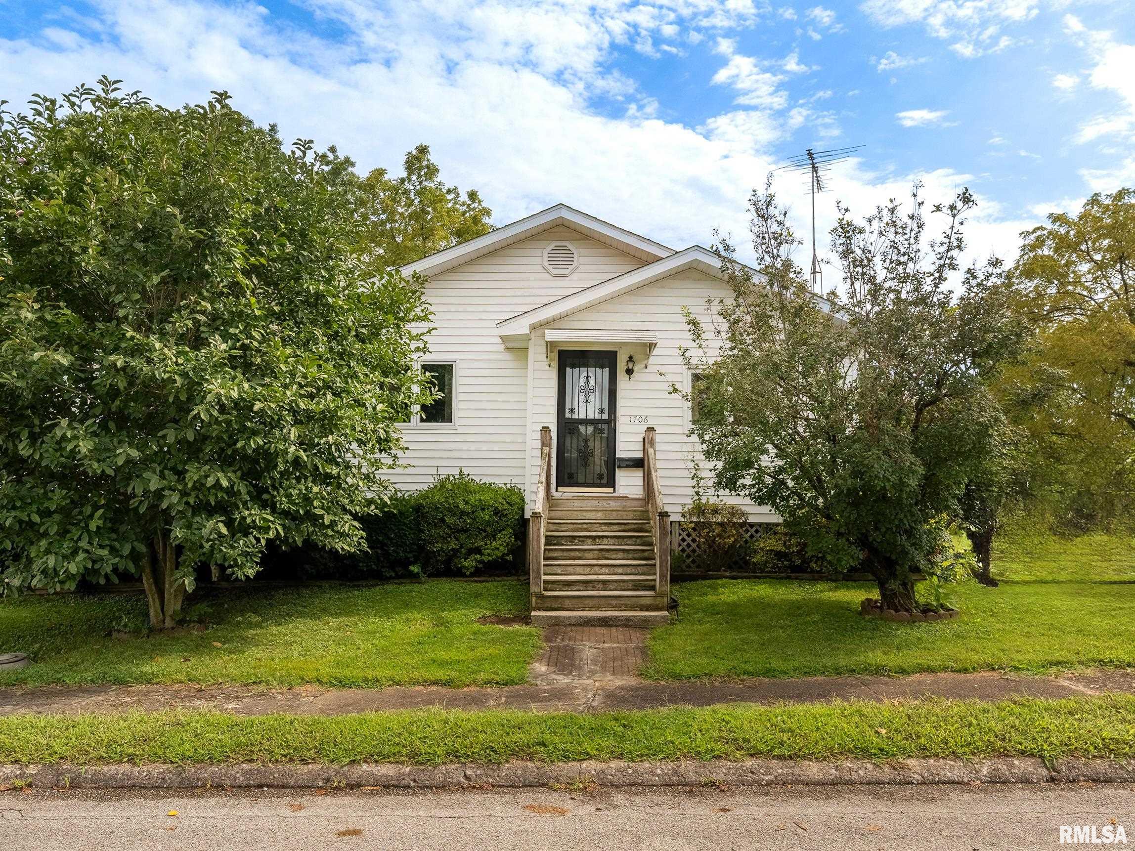 1706 E Oak Street Property Photo 1