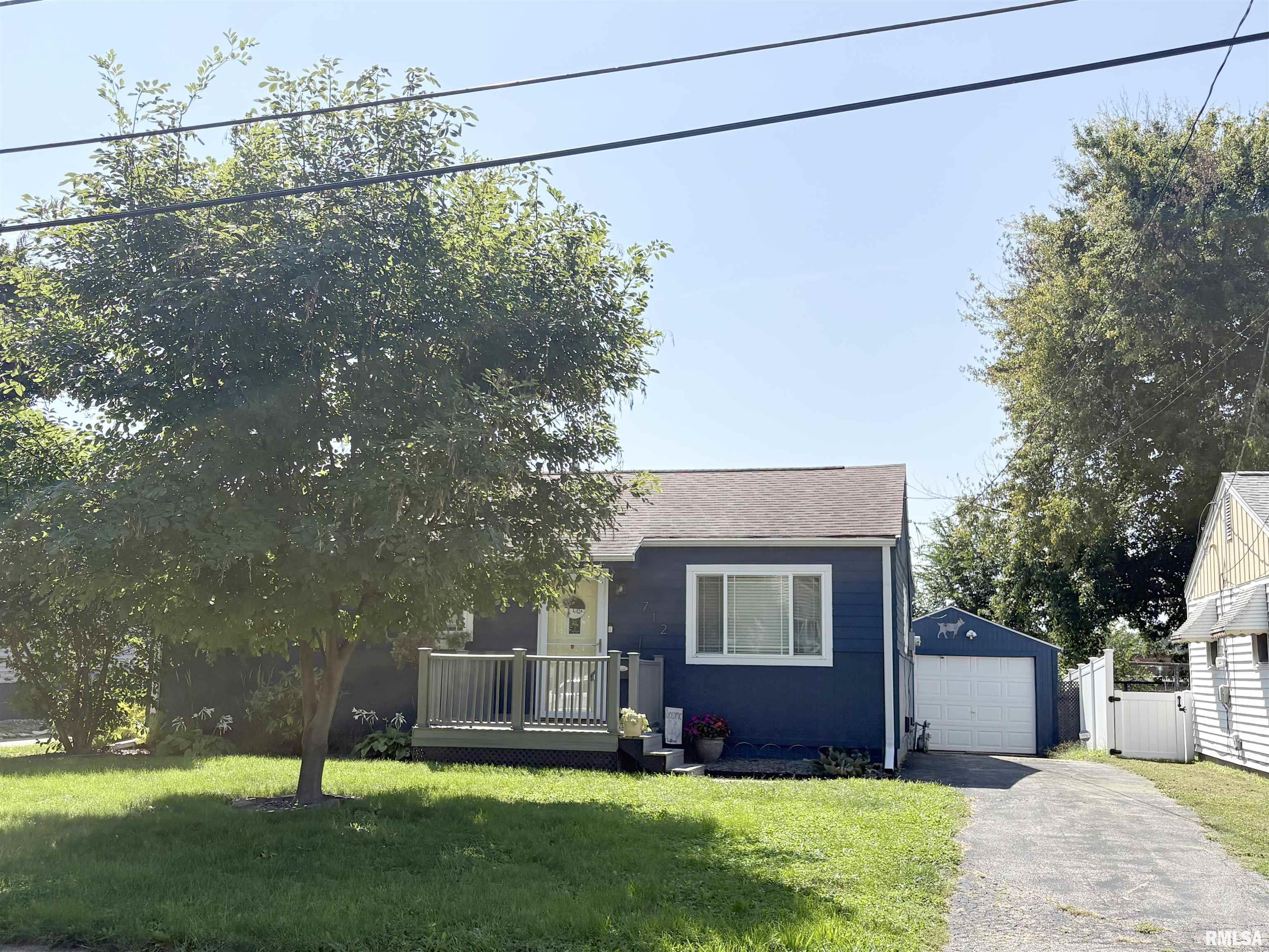 712 E DIVISION Avenue