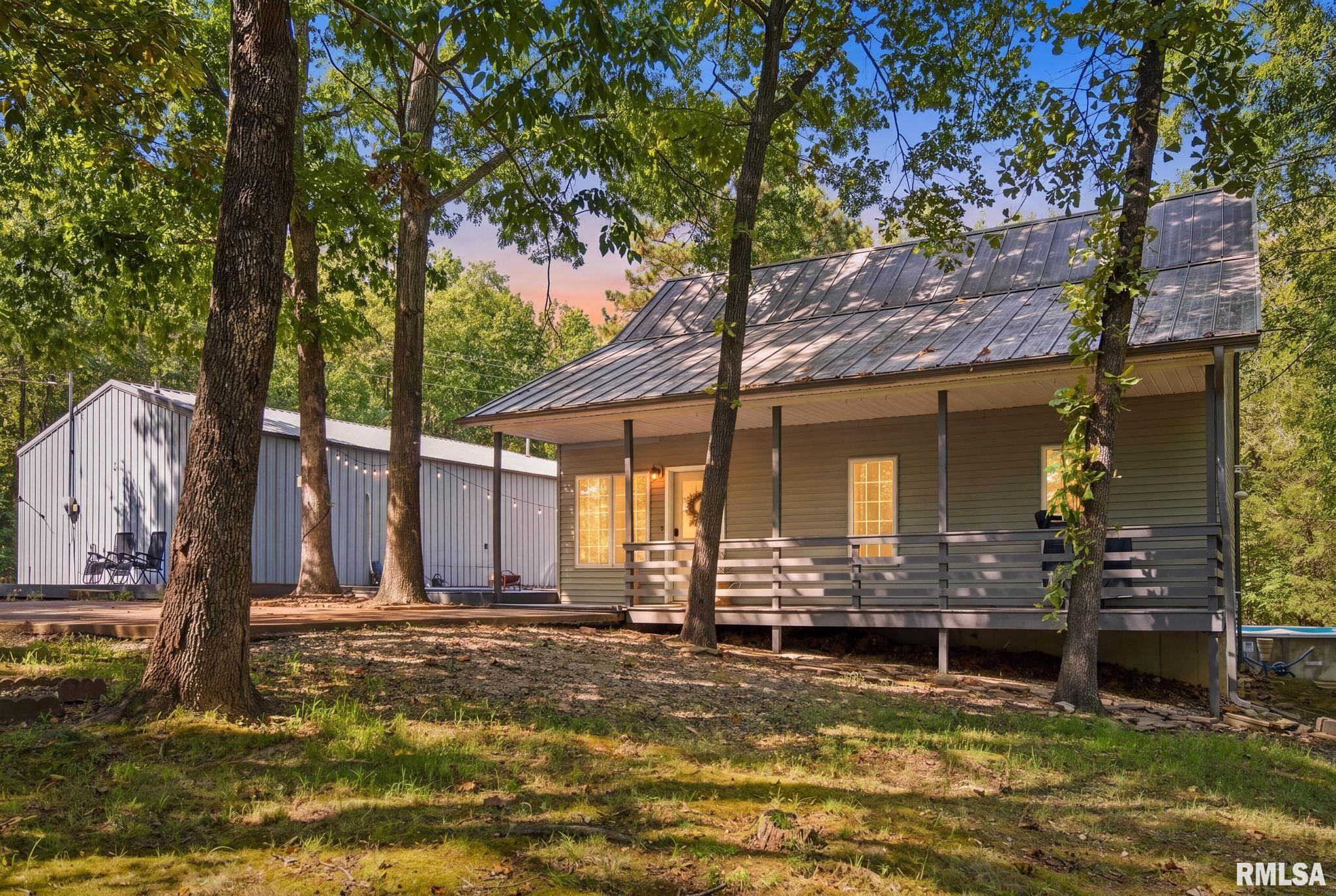 996 Forest Avenue Property Photo 1