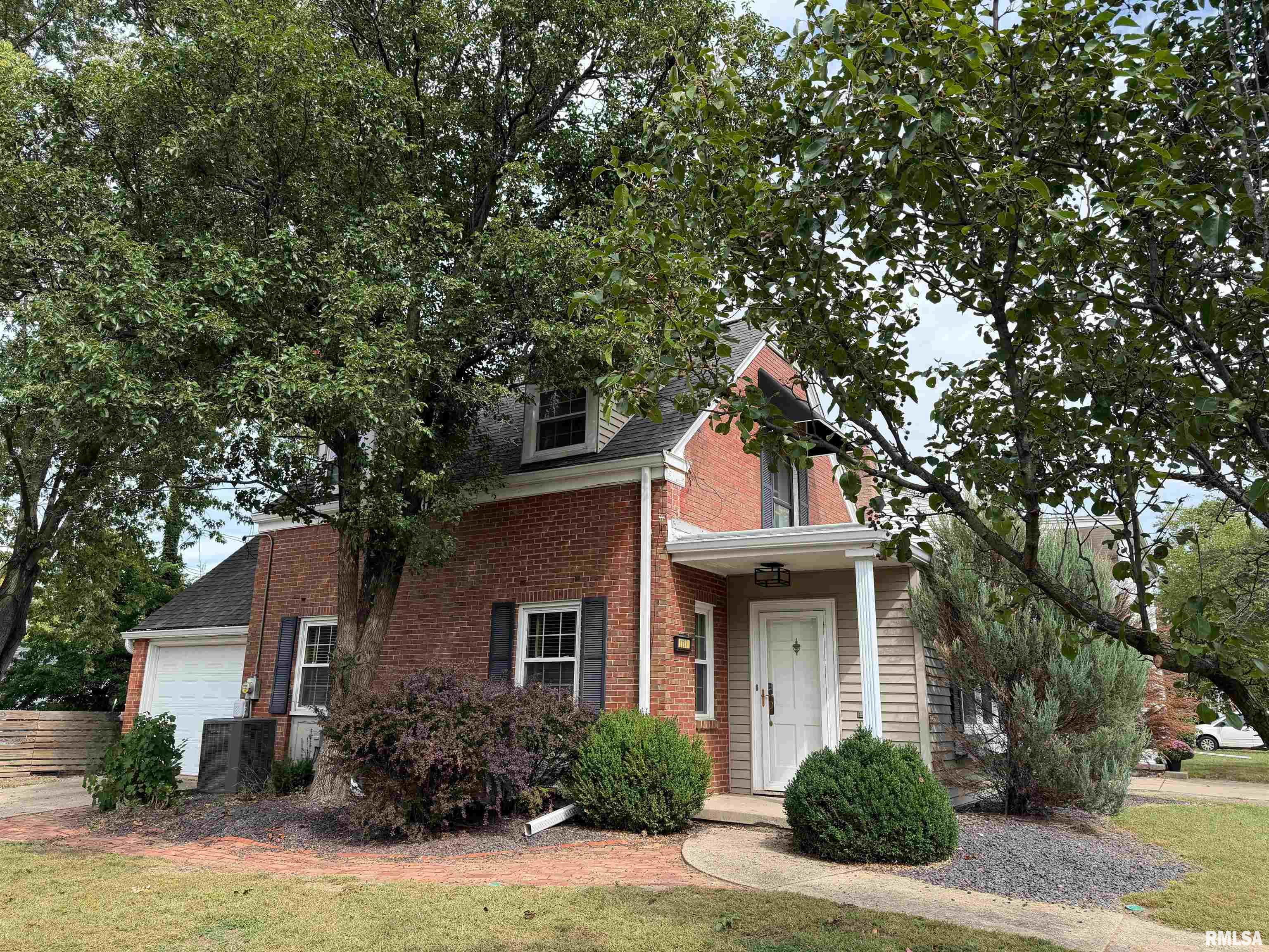 1117 E Fairoaks Avenue Property Photo 1