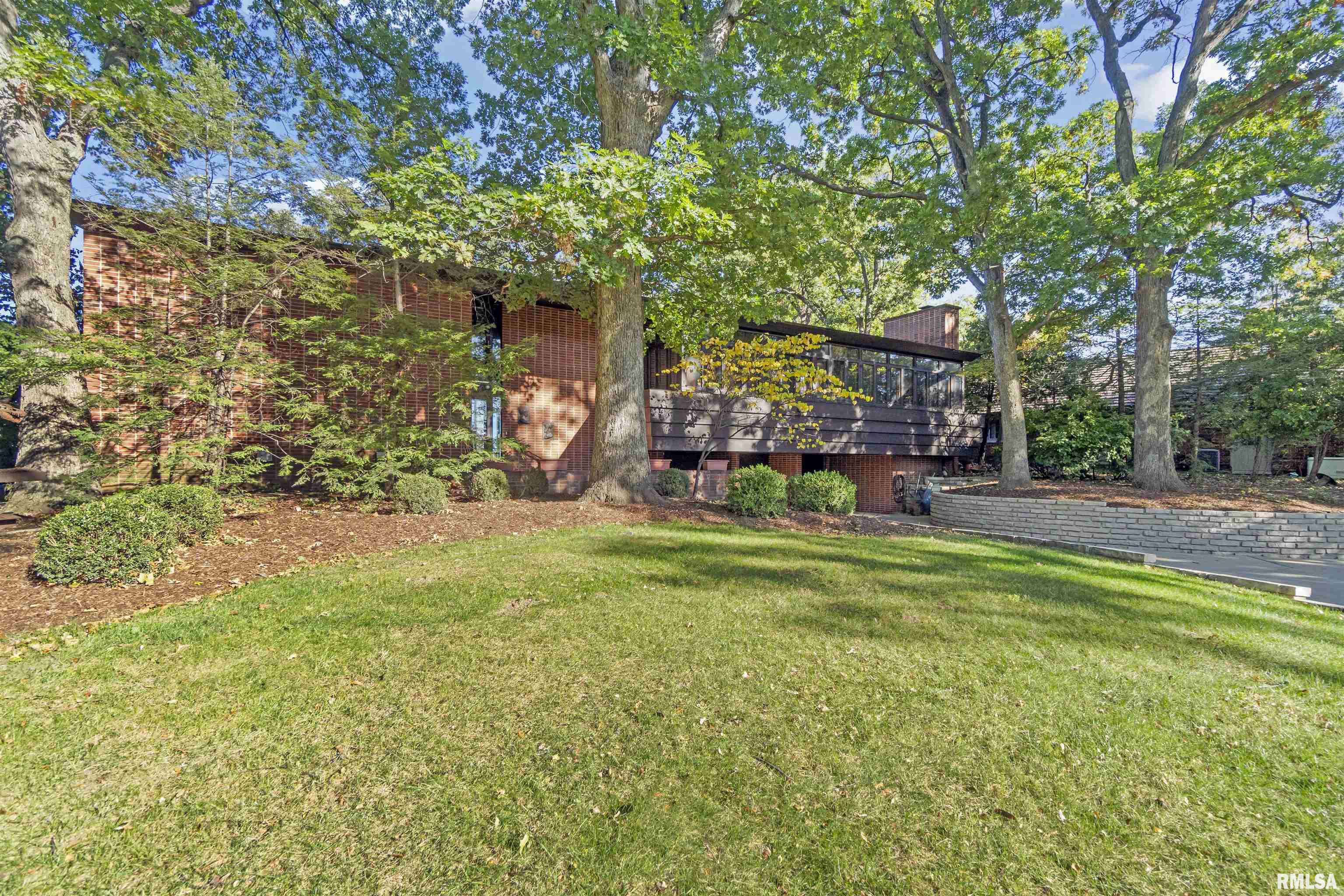 501 E High Point Road Property Photo 1