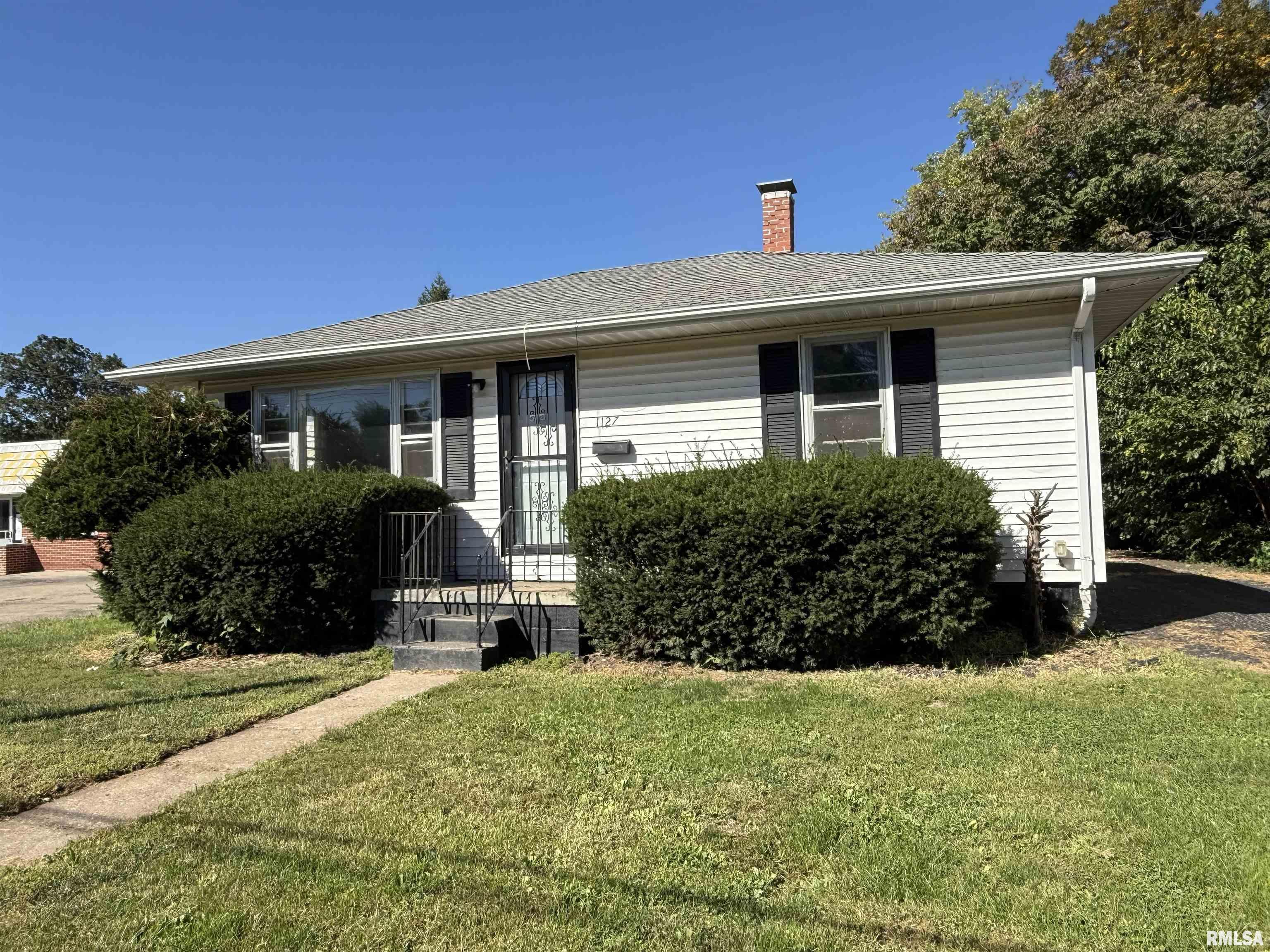 1127 E Chestnut Street Property Photo 1