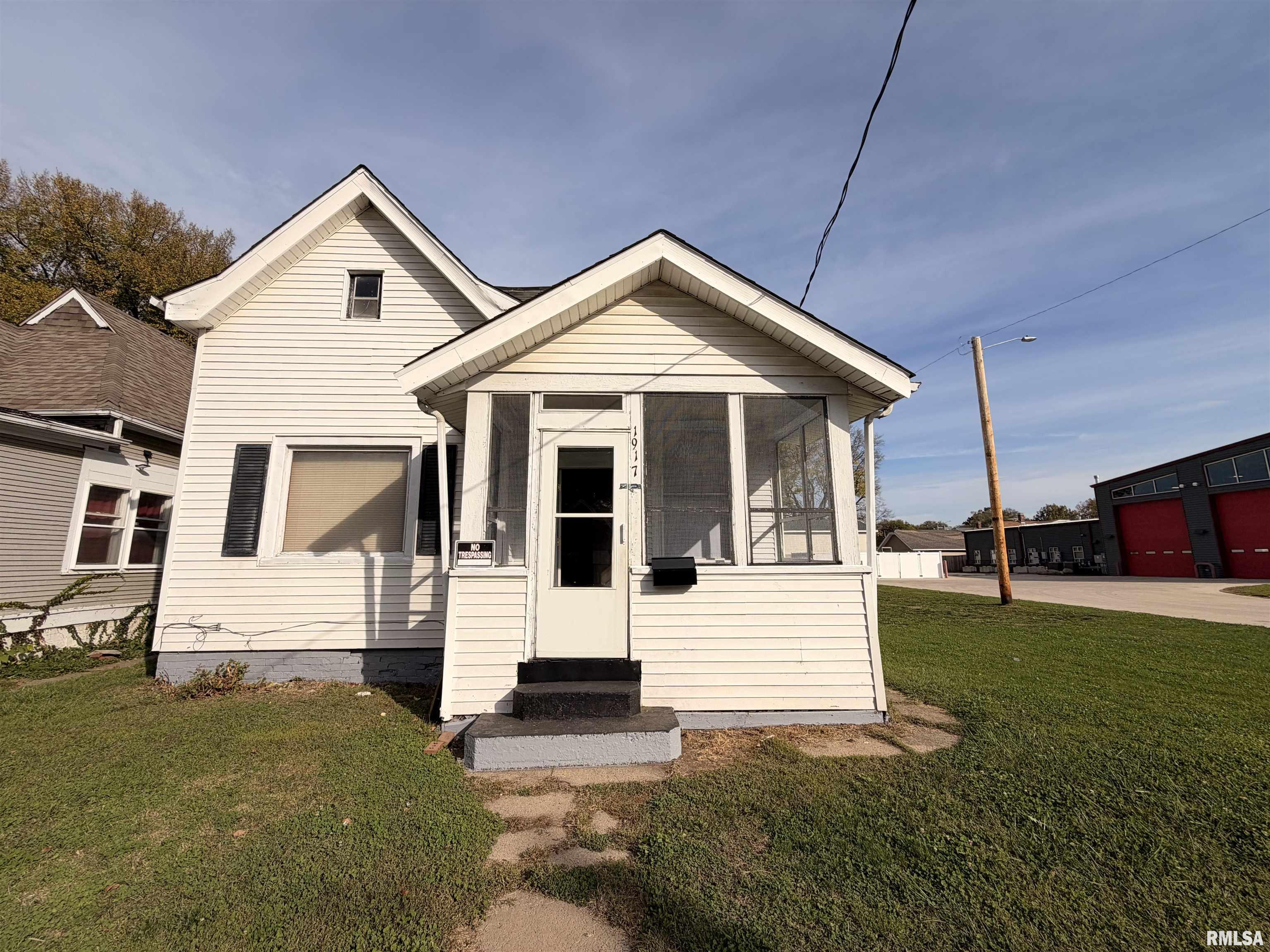 1917 W Howett Street Property Photo 1