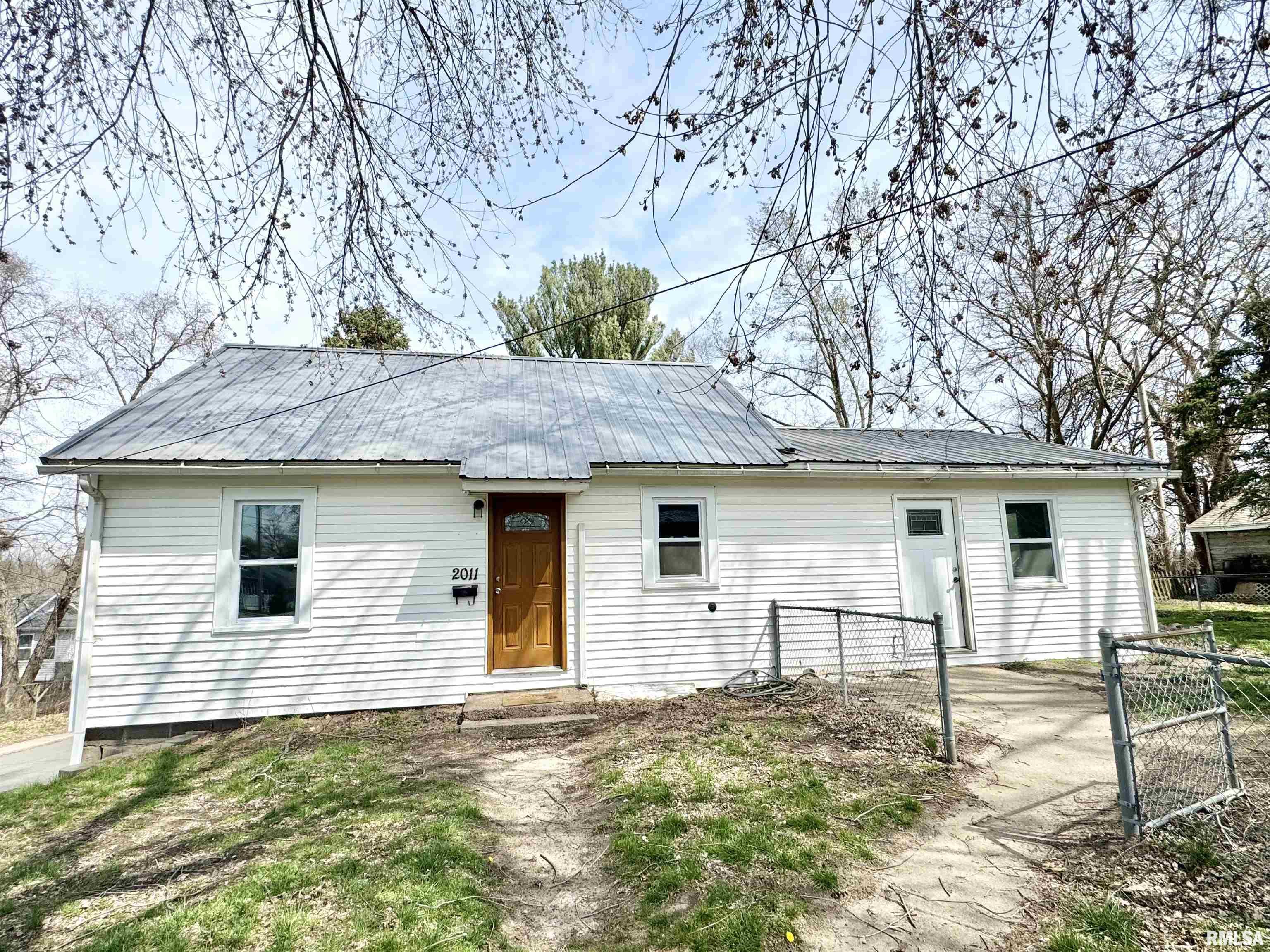 2011 Iowa Avenue Property Photo