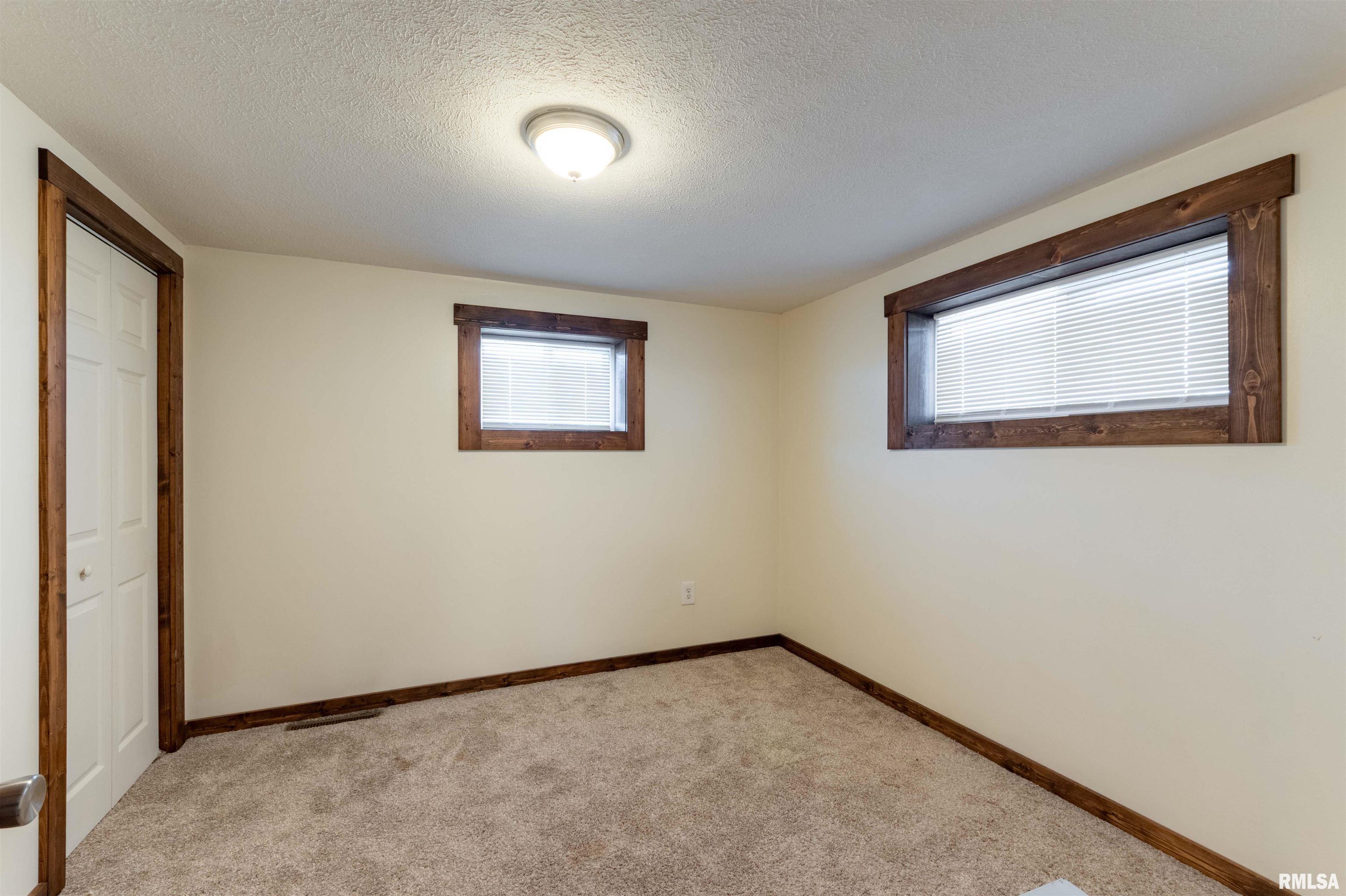895 E Cole Street Property Photo 14