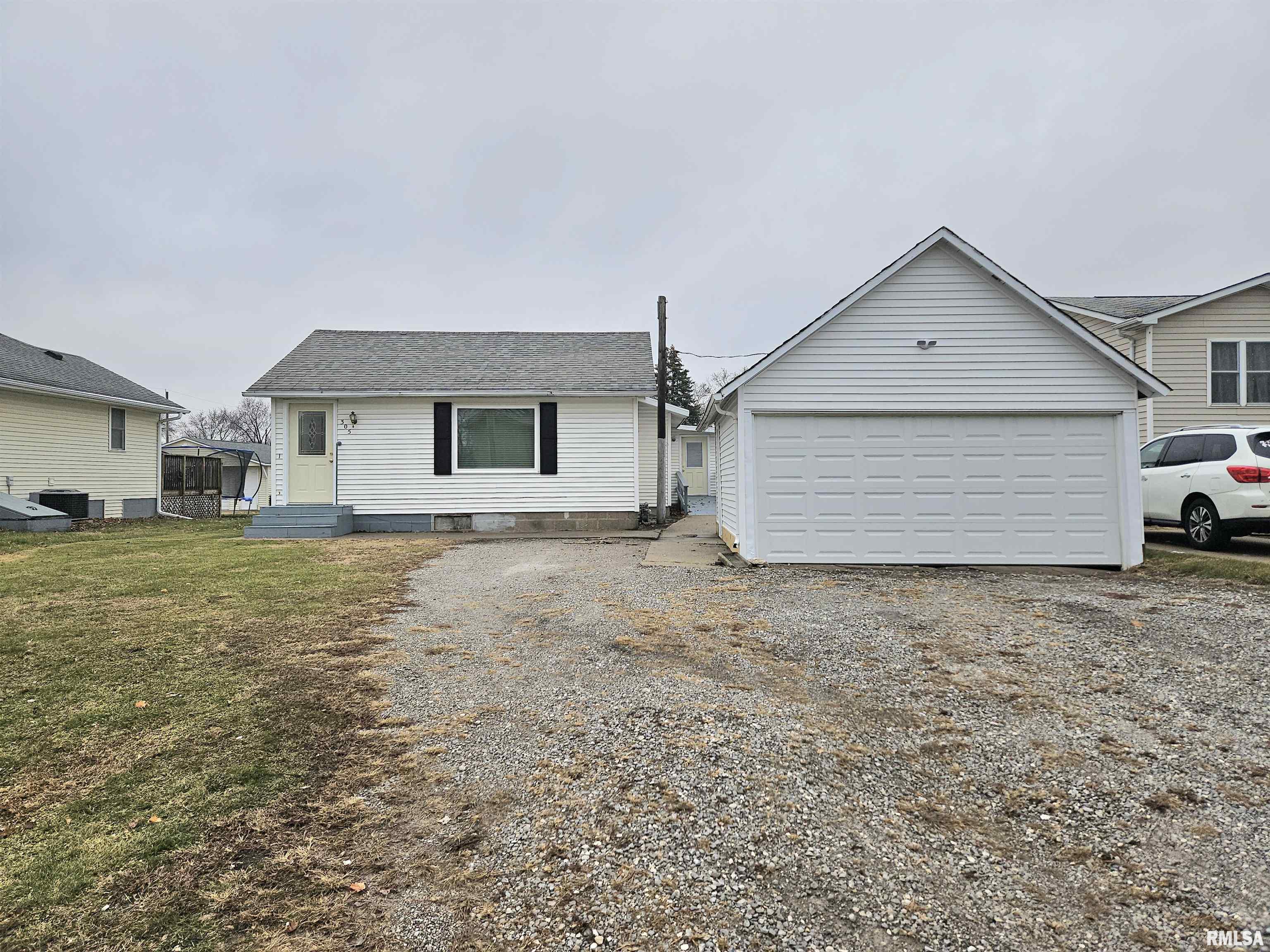 305 E 1st Street Property Photo
