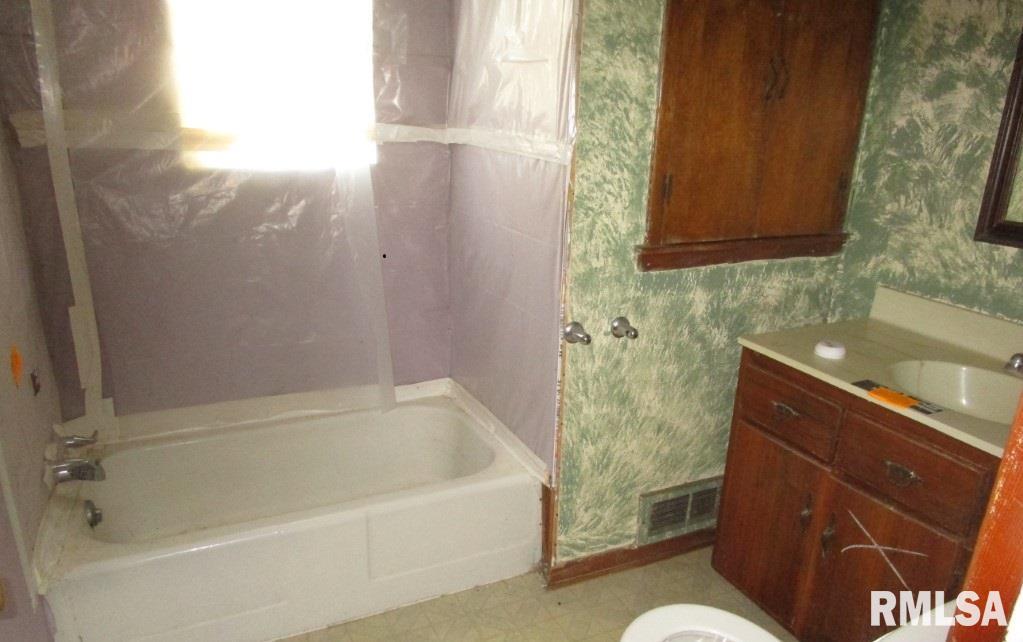 2328 Dunham Street Property Photo 6