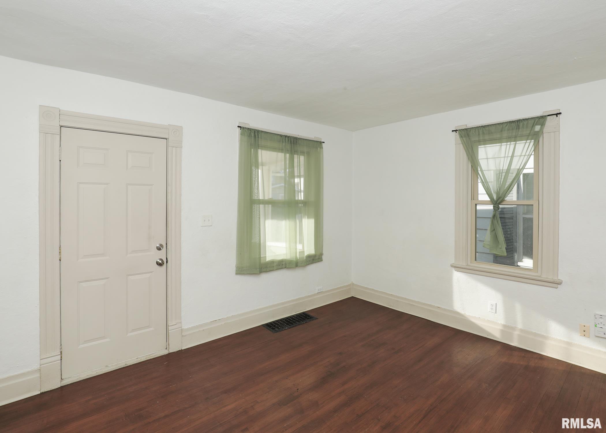 1529 42nd Street Property Photo 3