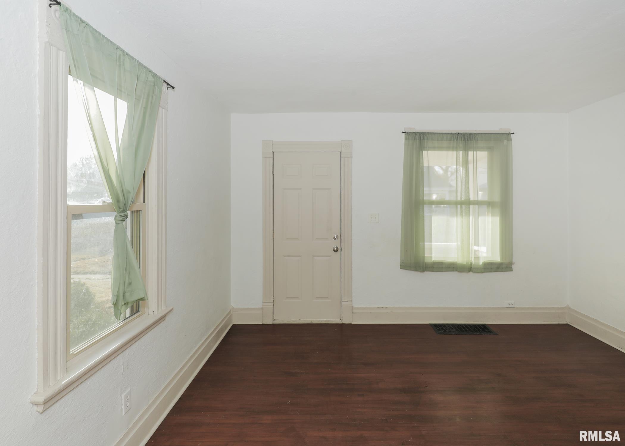 1529 42nd Street Property Photo 4