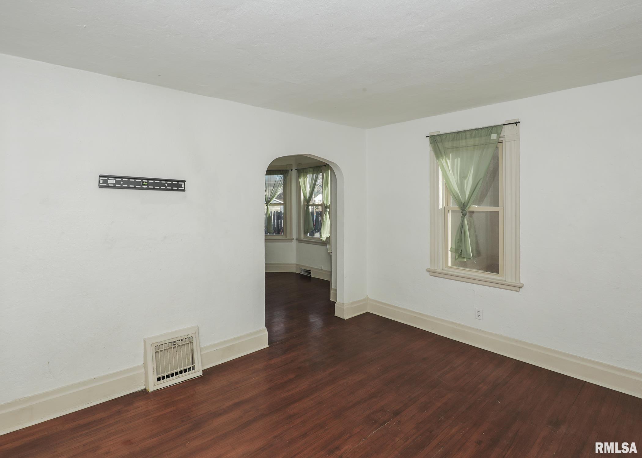 1529 42nd Street Property Photo 5
