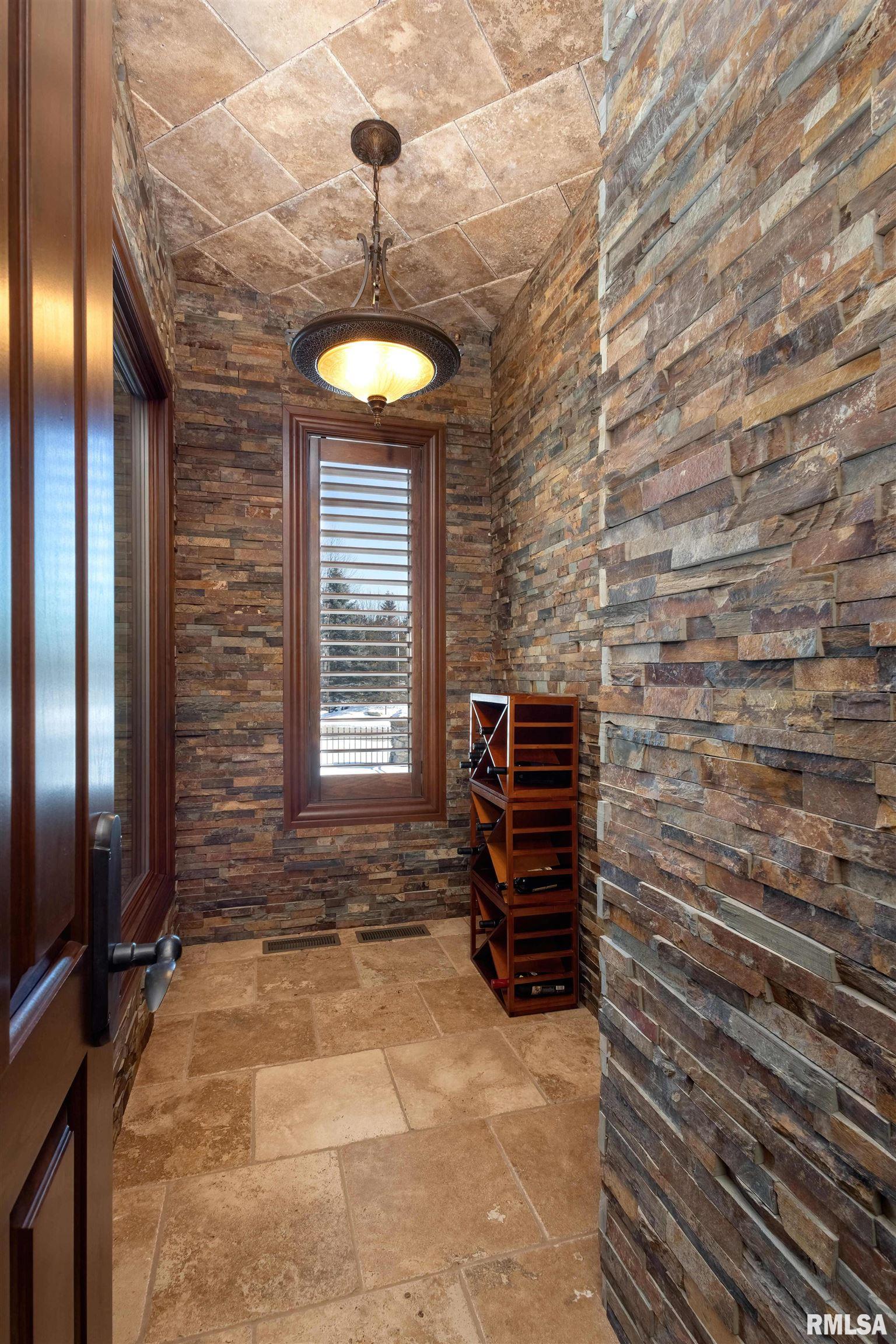 2711 Eagle Heights Court Property Photo 19