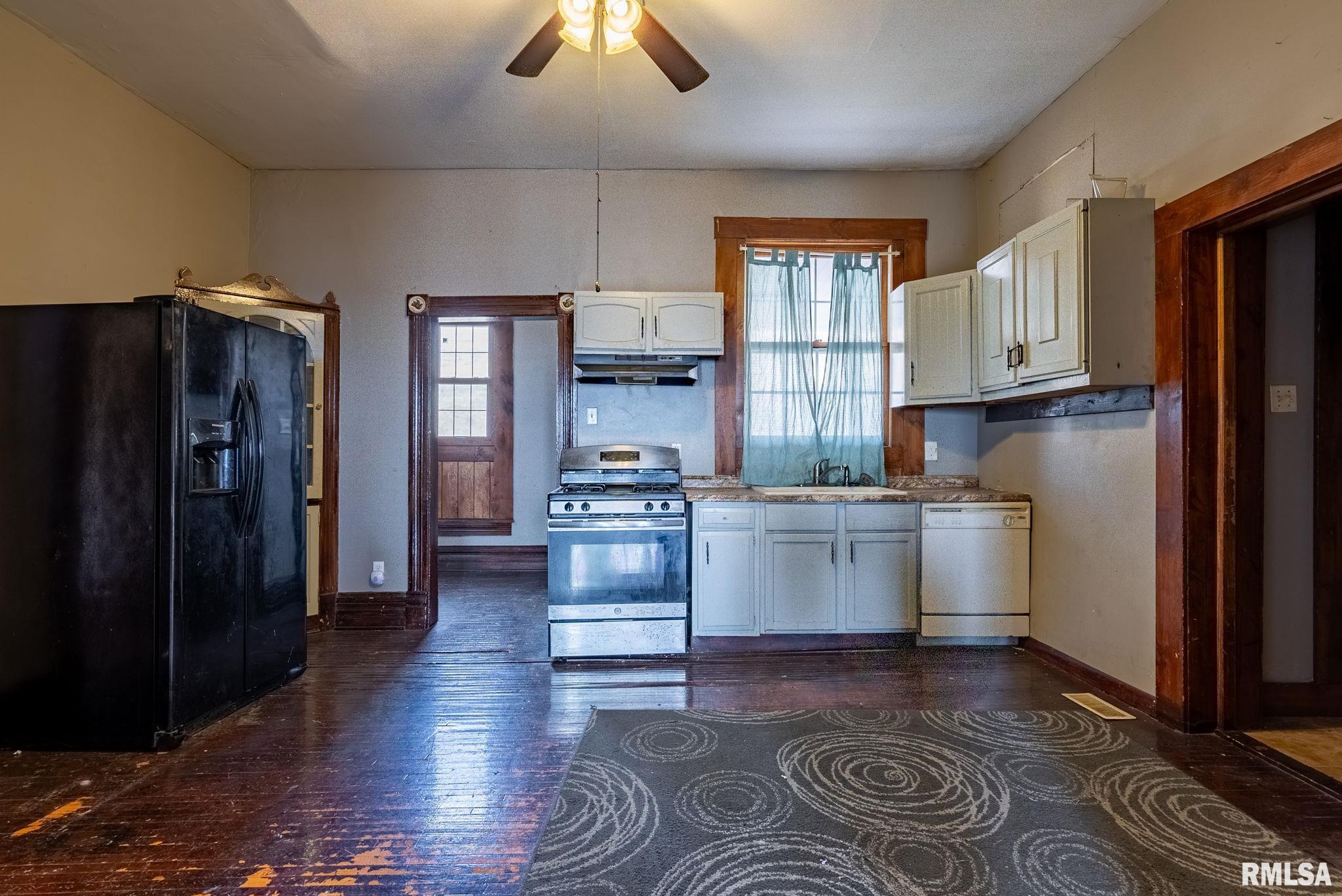 1425 W 10th Street Property Photo 5