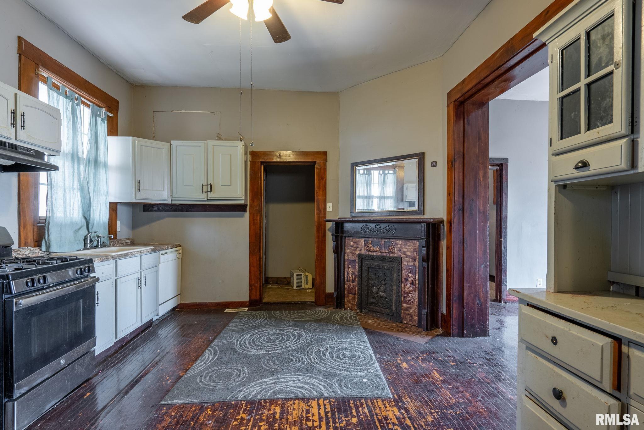1425 W 10th Street Property Photo 6