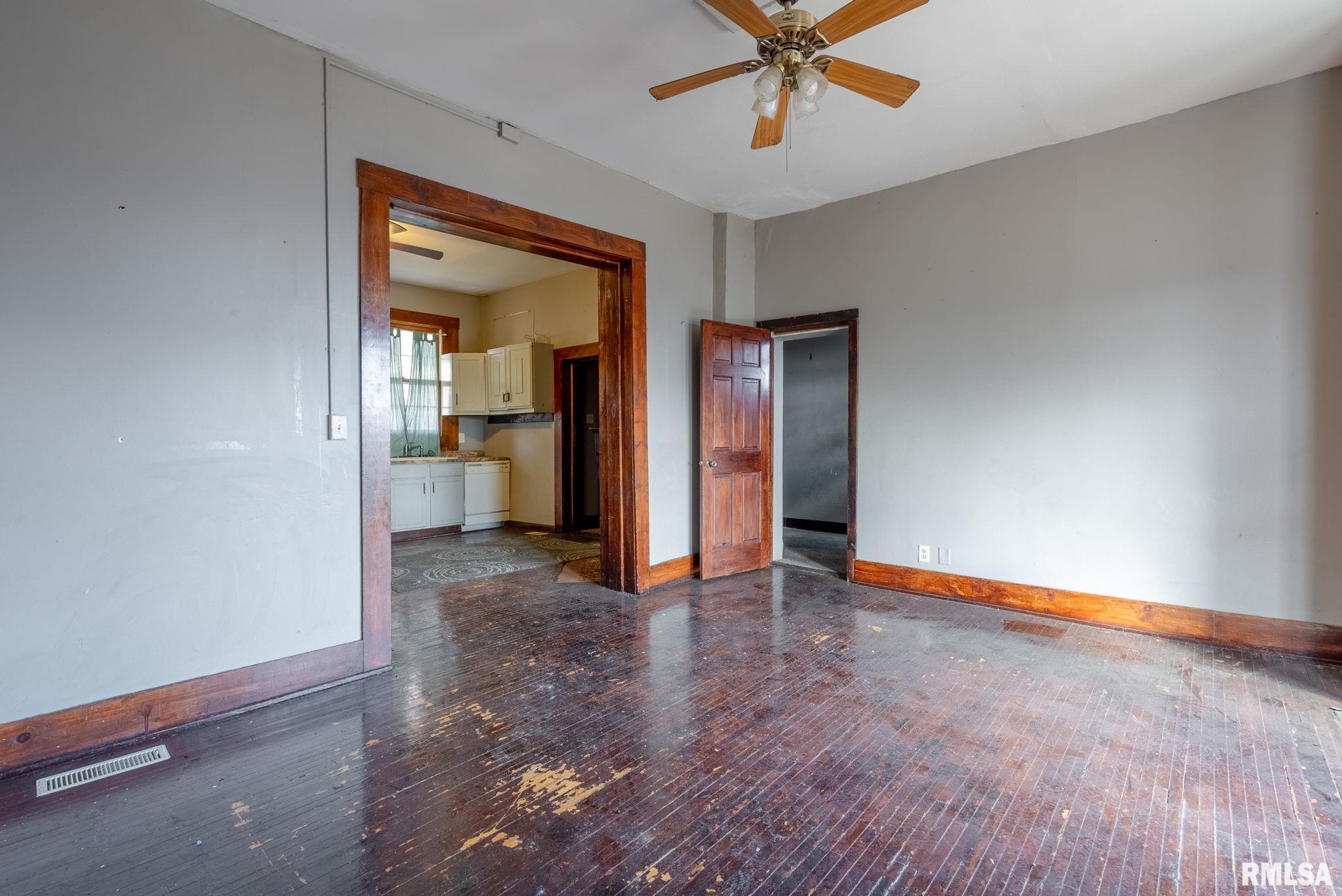 1425 W 10th Street Property Photo 10