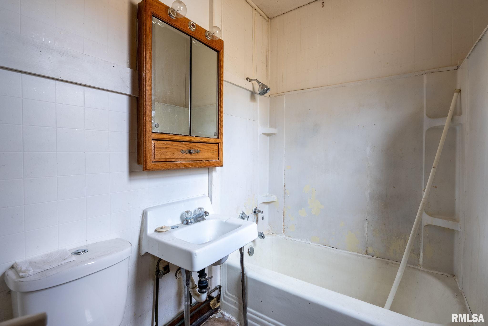 1425 W 10th Street Property Photo 12