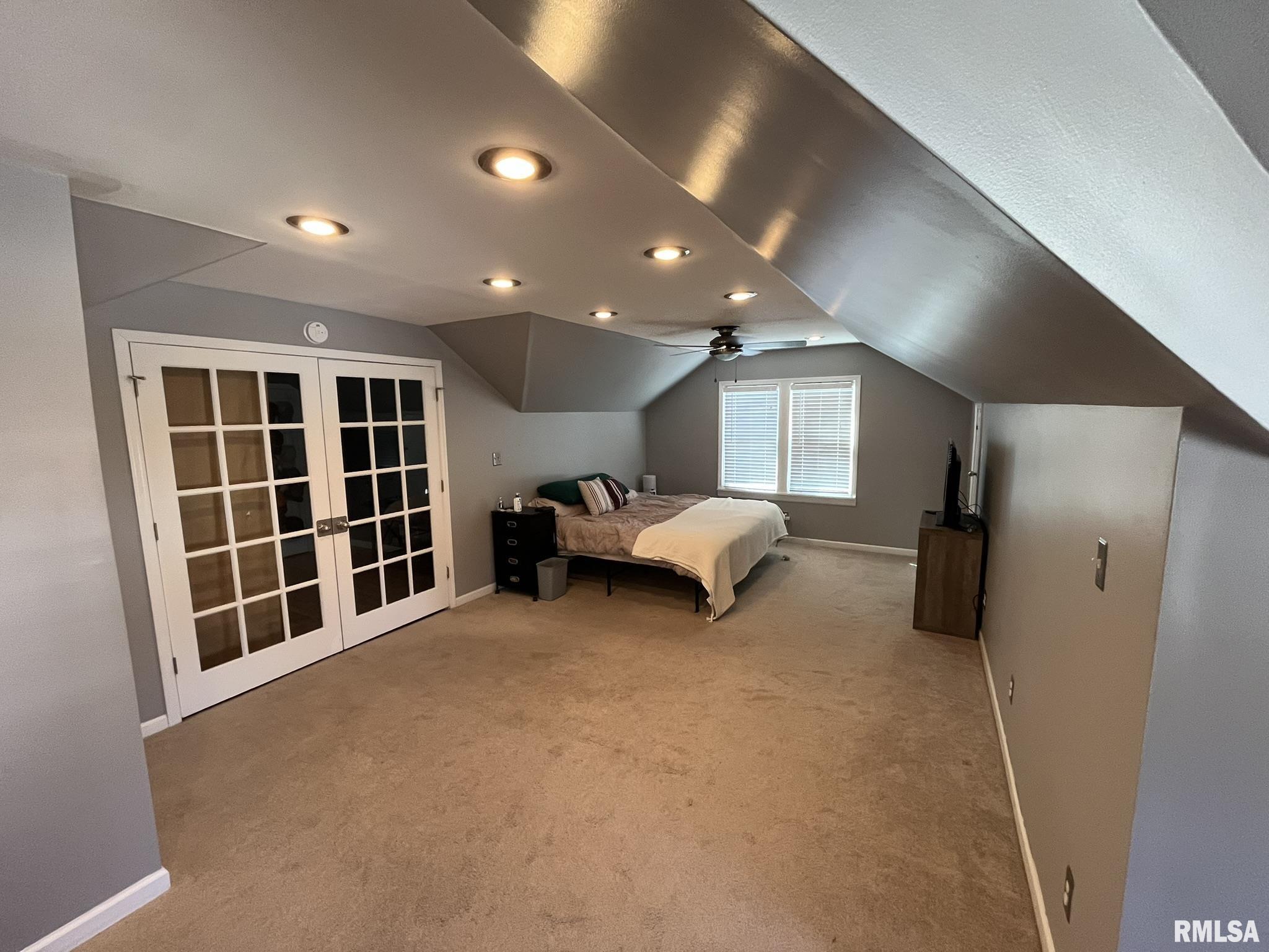 2230 Oak Street Property Photo 5