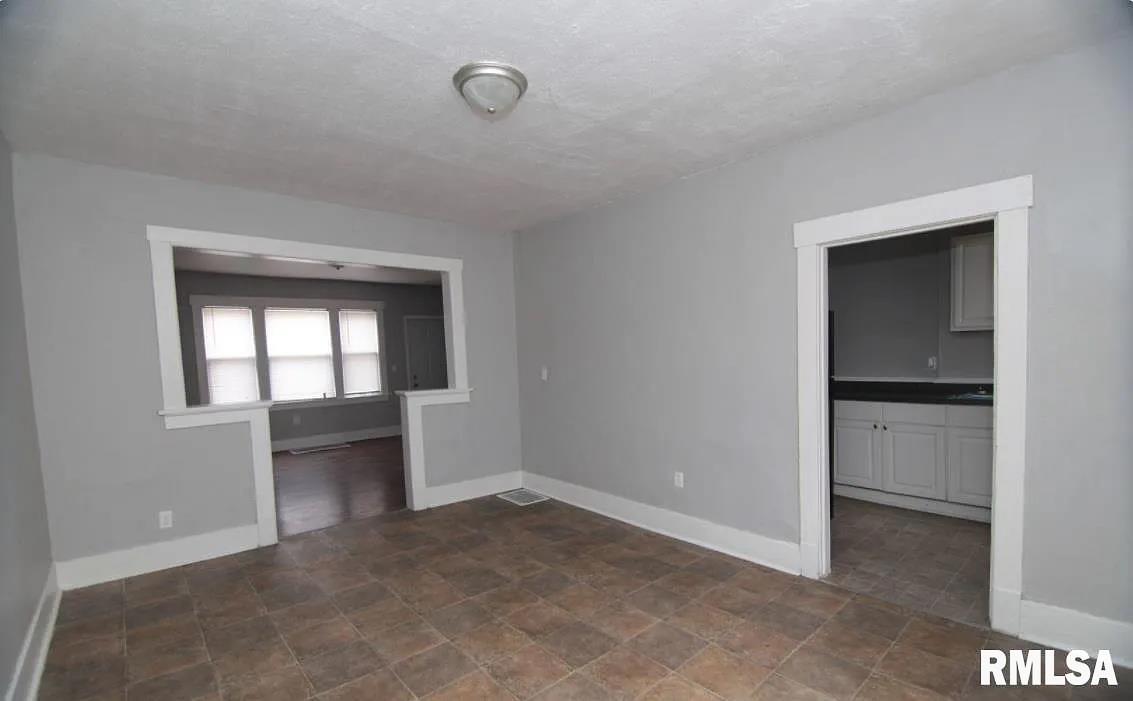 417 E 6th Street Property Photo 5