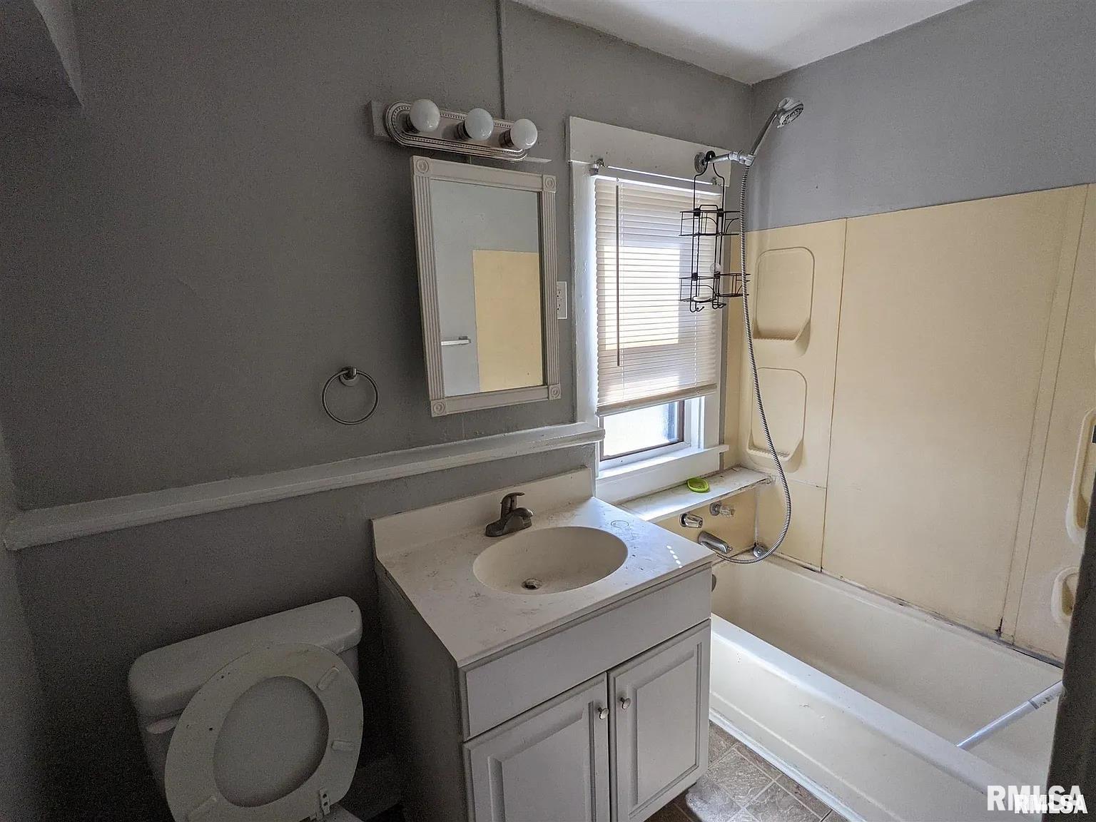 417 E 6th Street Property Photo 9