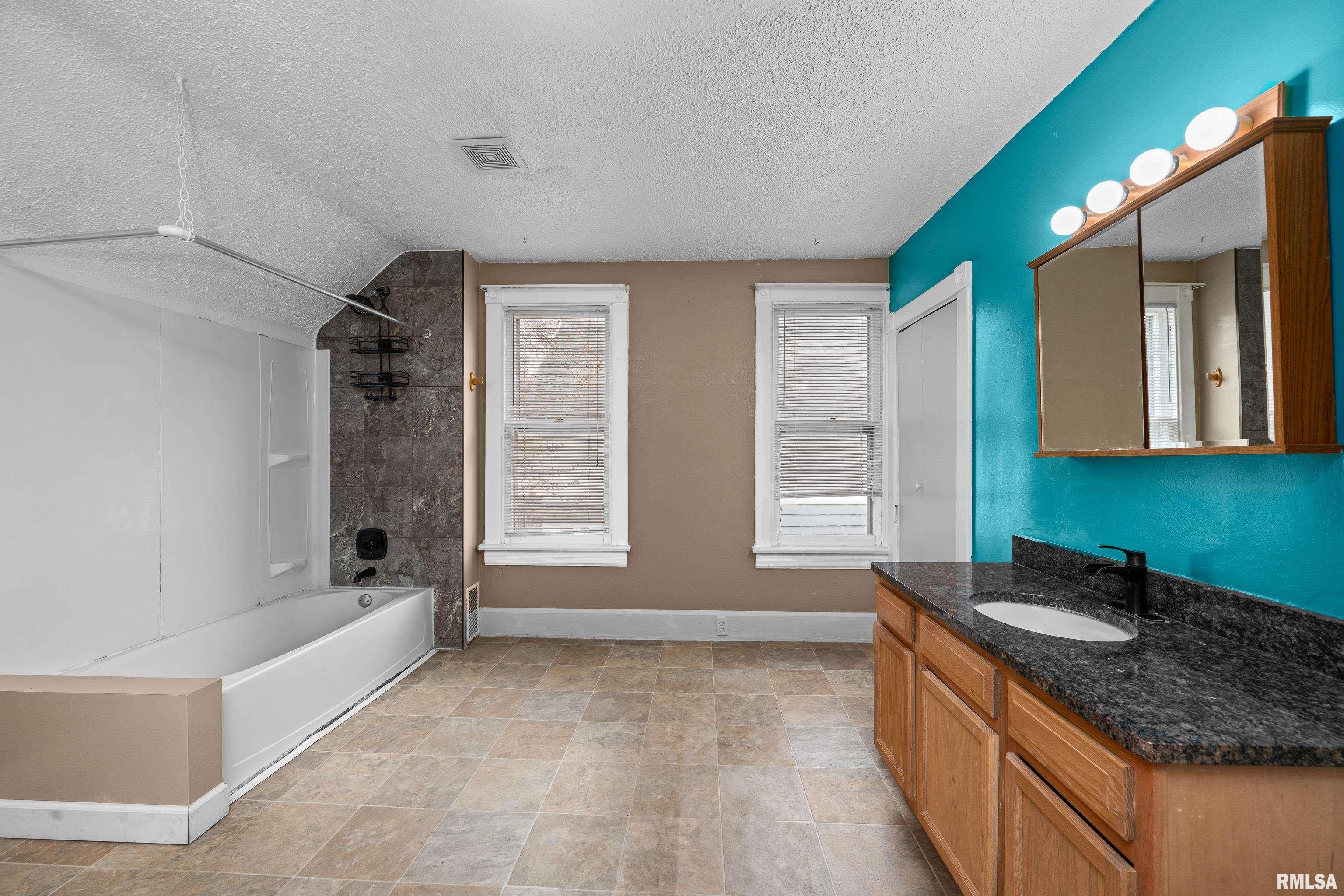 718 N Howell Street Property Photo 14