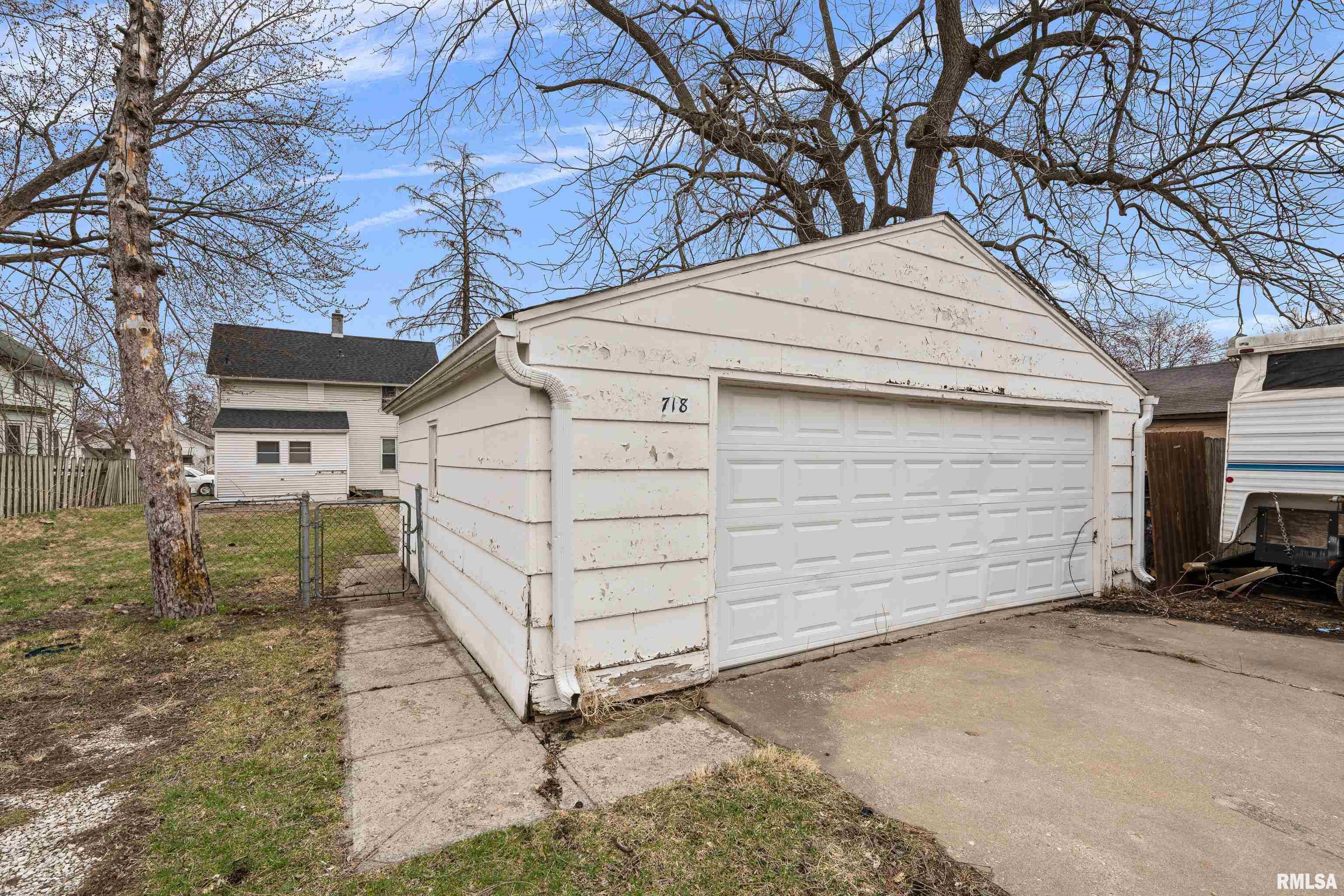 718 N Howell Street Property Photo 20