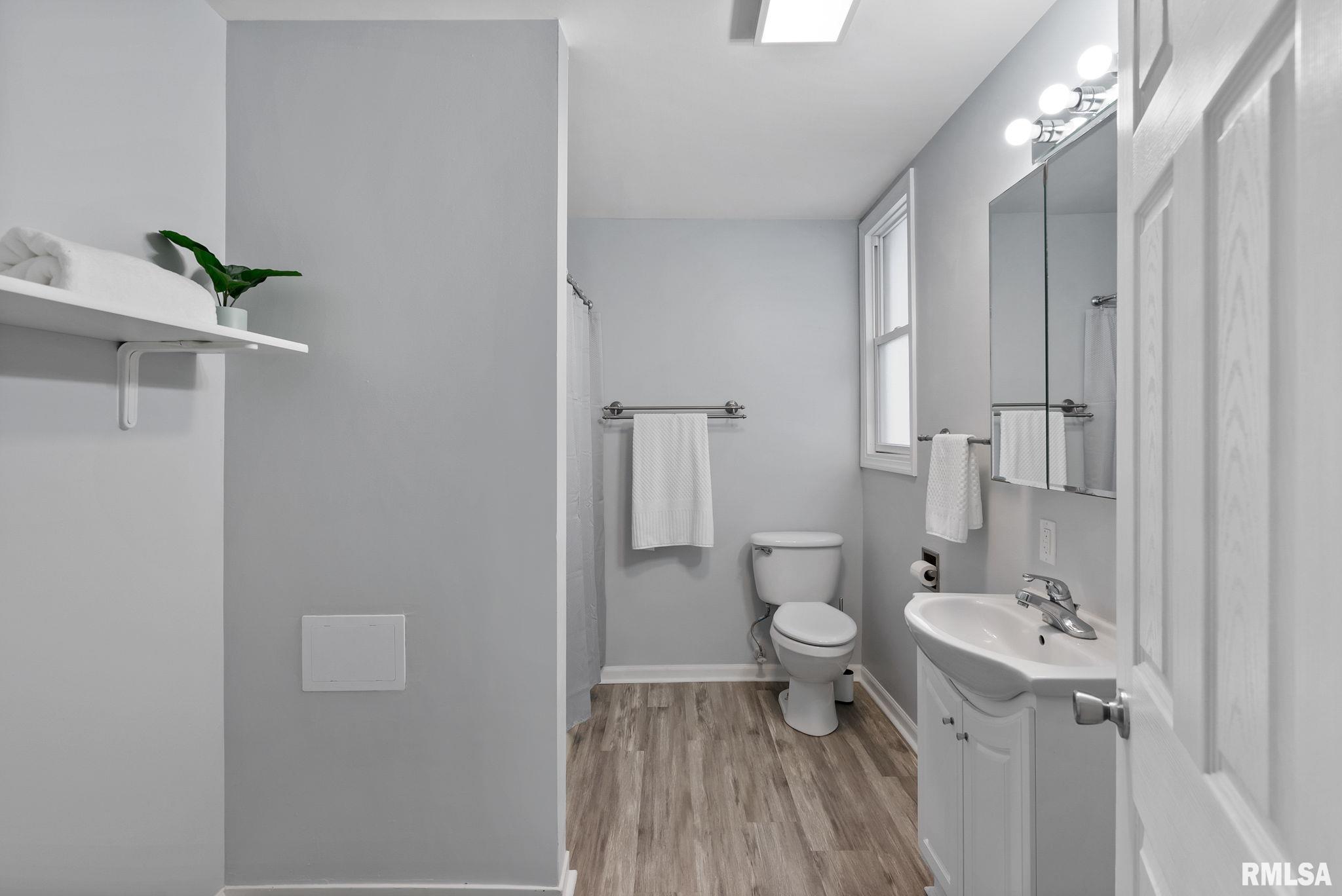 2018 W 1st Street Property Photo 11