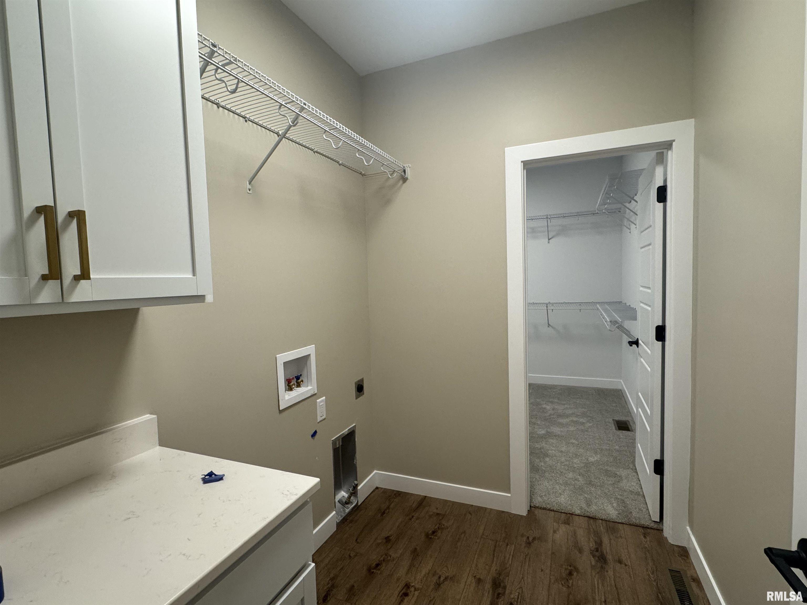 1406 Colonial Court Property Photo 3