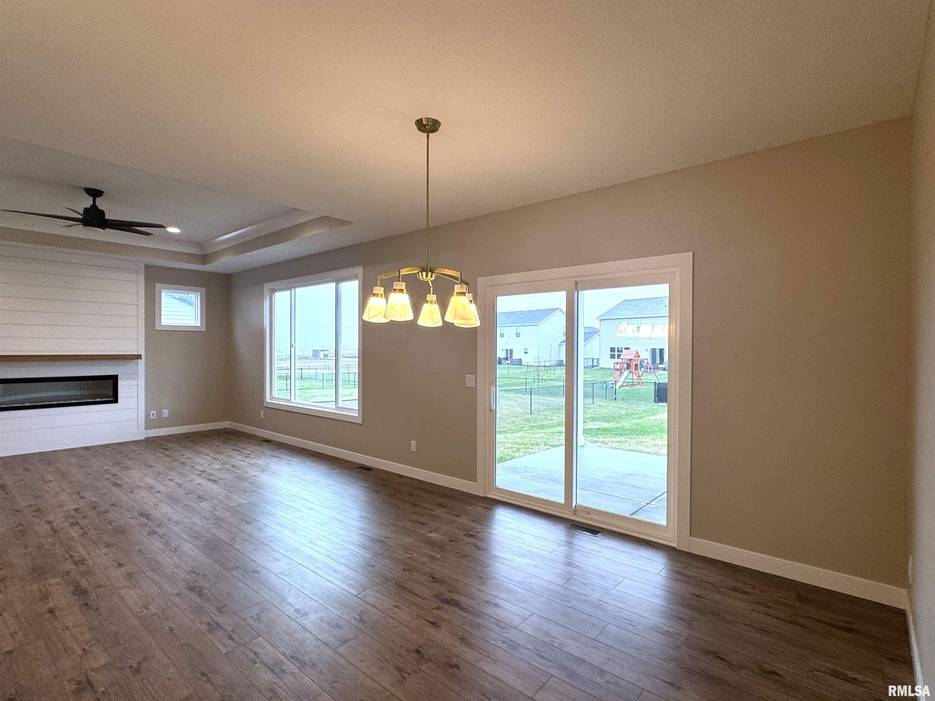 1406 Colonial Court Property Photo 8