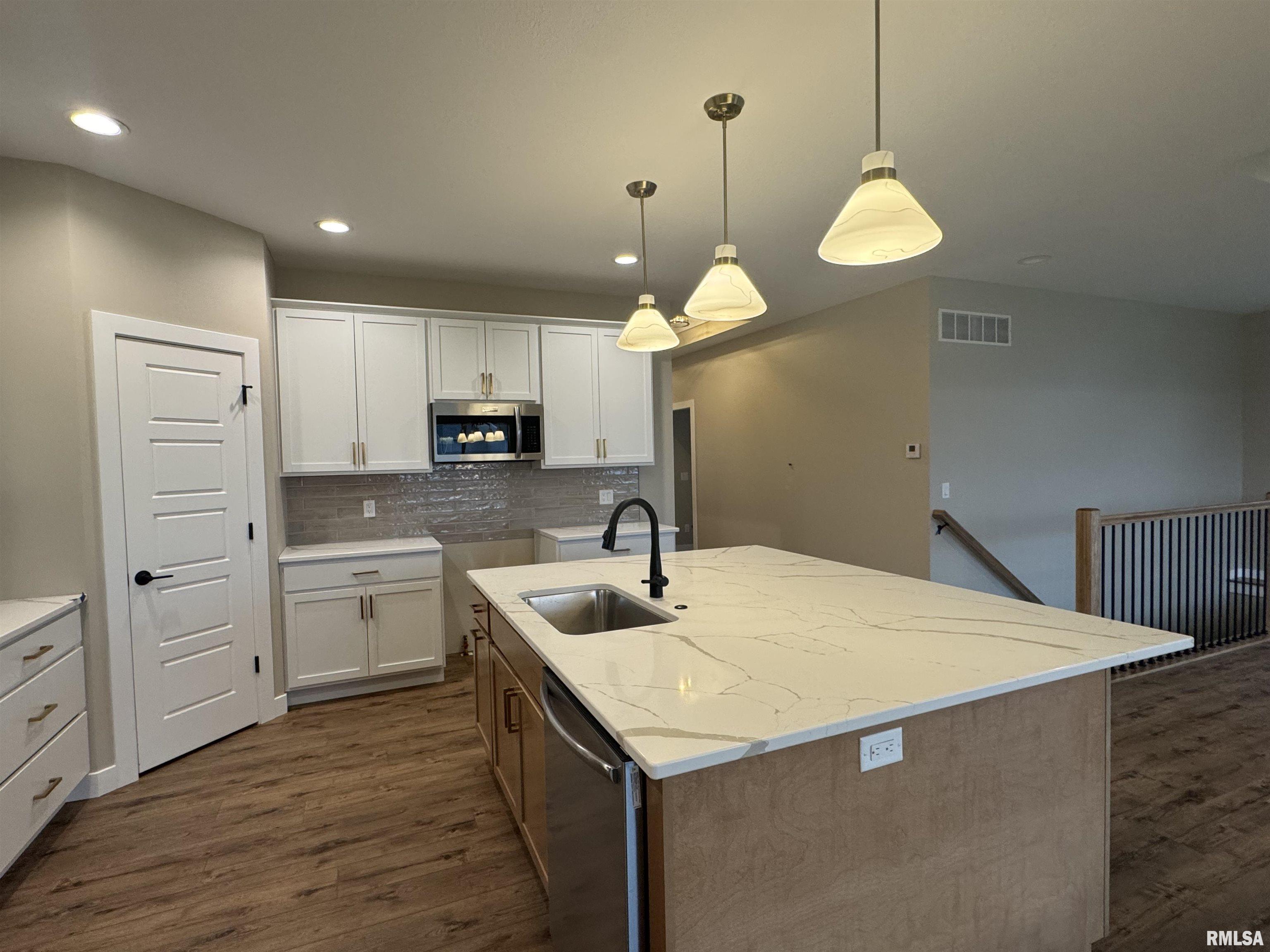 1406 Colonial Court Property Photo 9