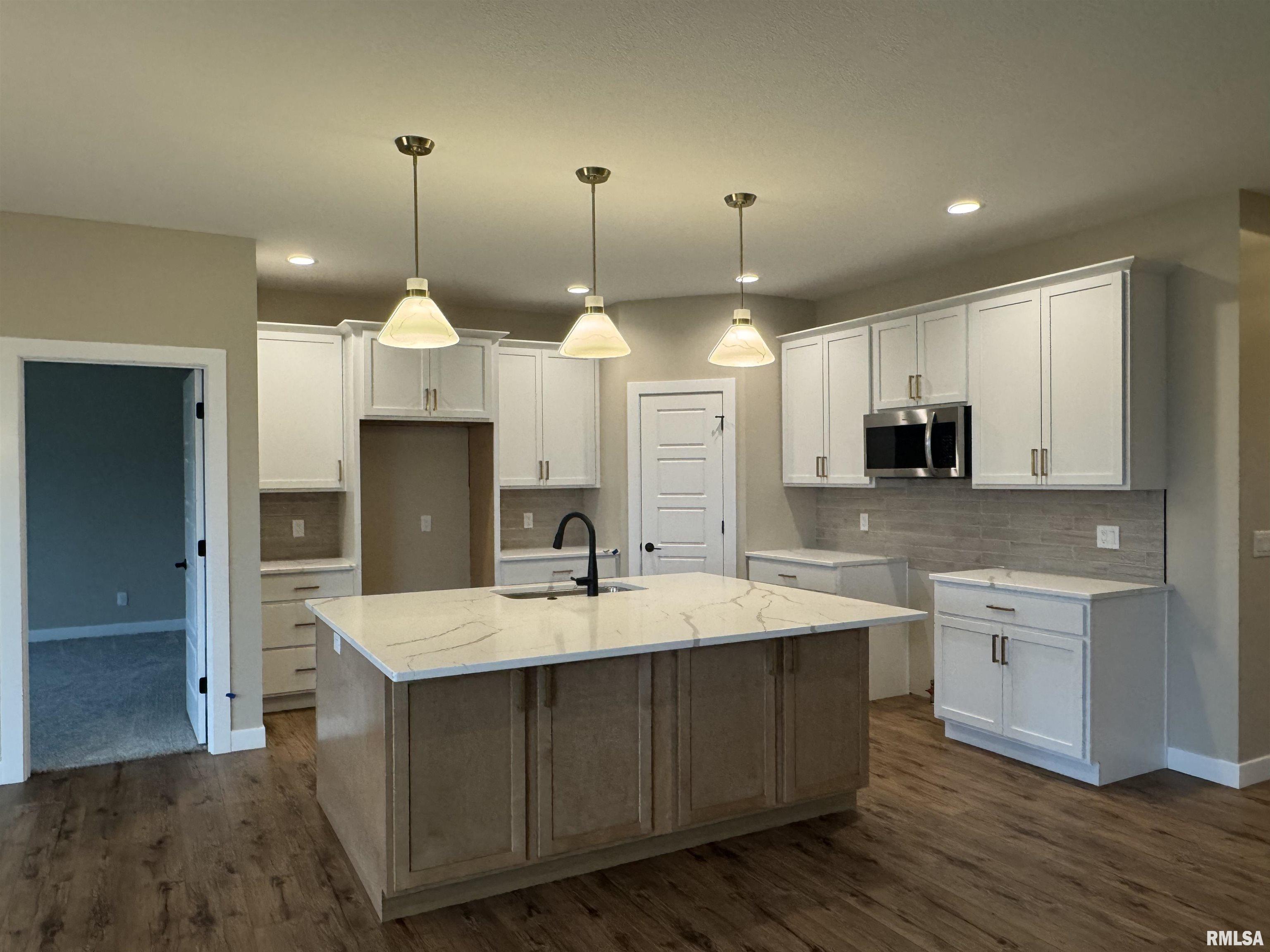 1406 Colonial Court Property Photo 11