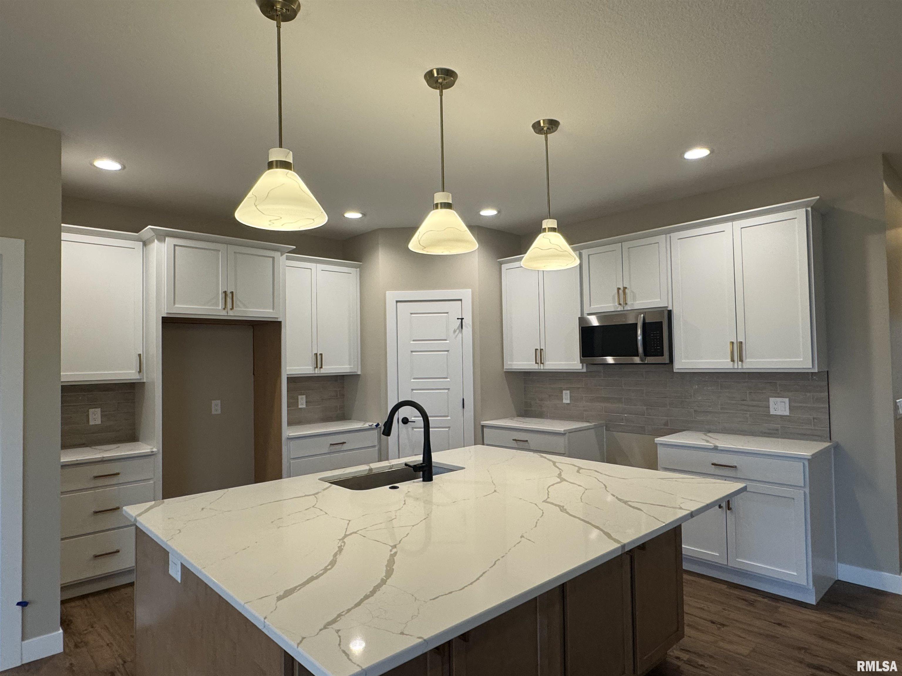 1406 Colonial Court Property Photo 12