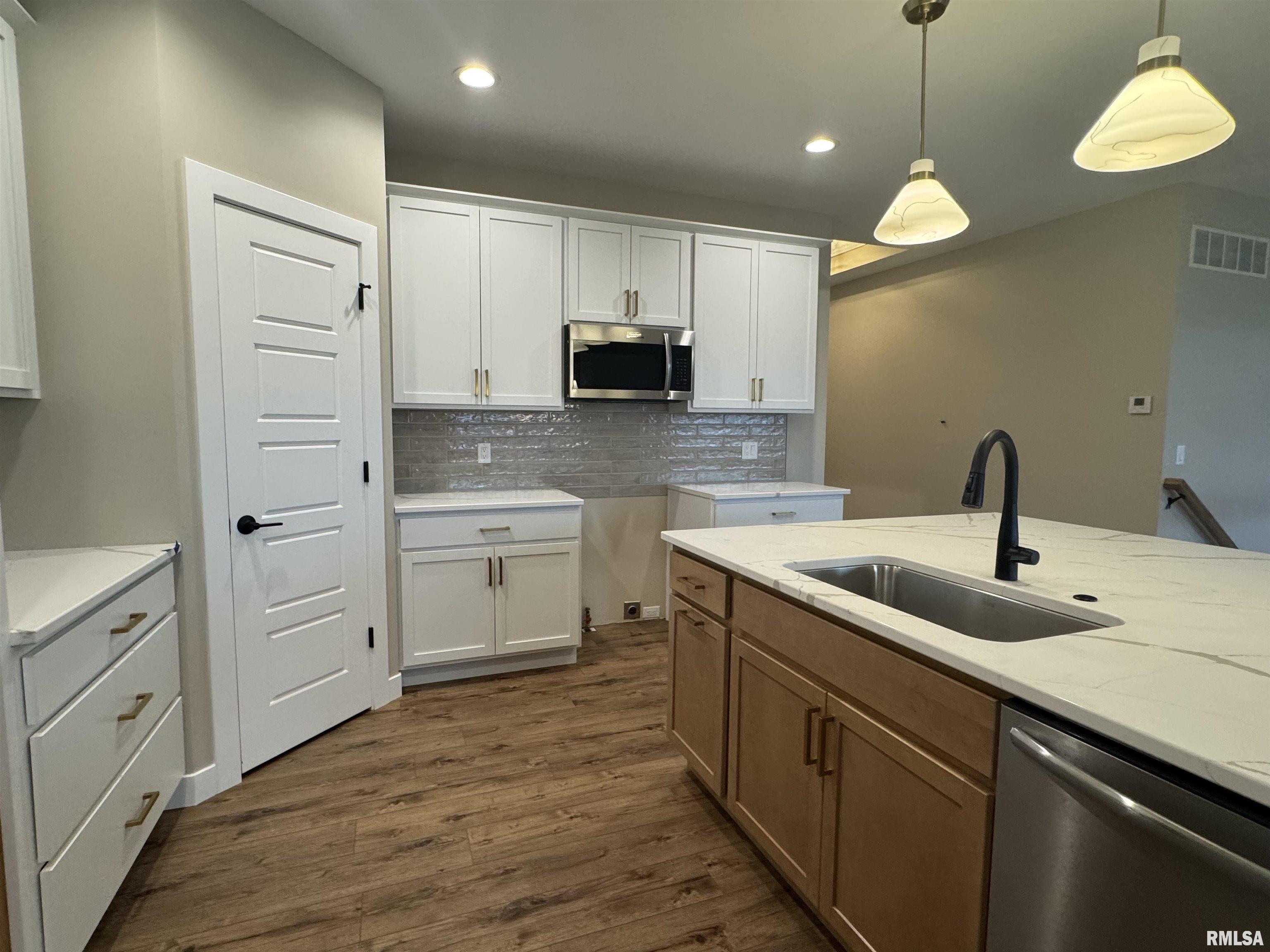 1406 Colonial Court Property Photo 13