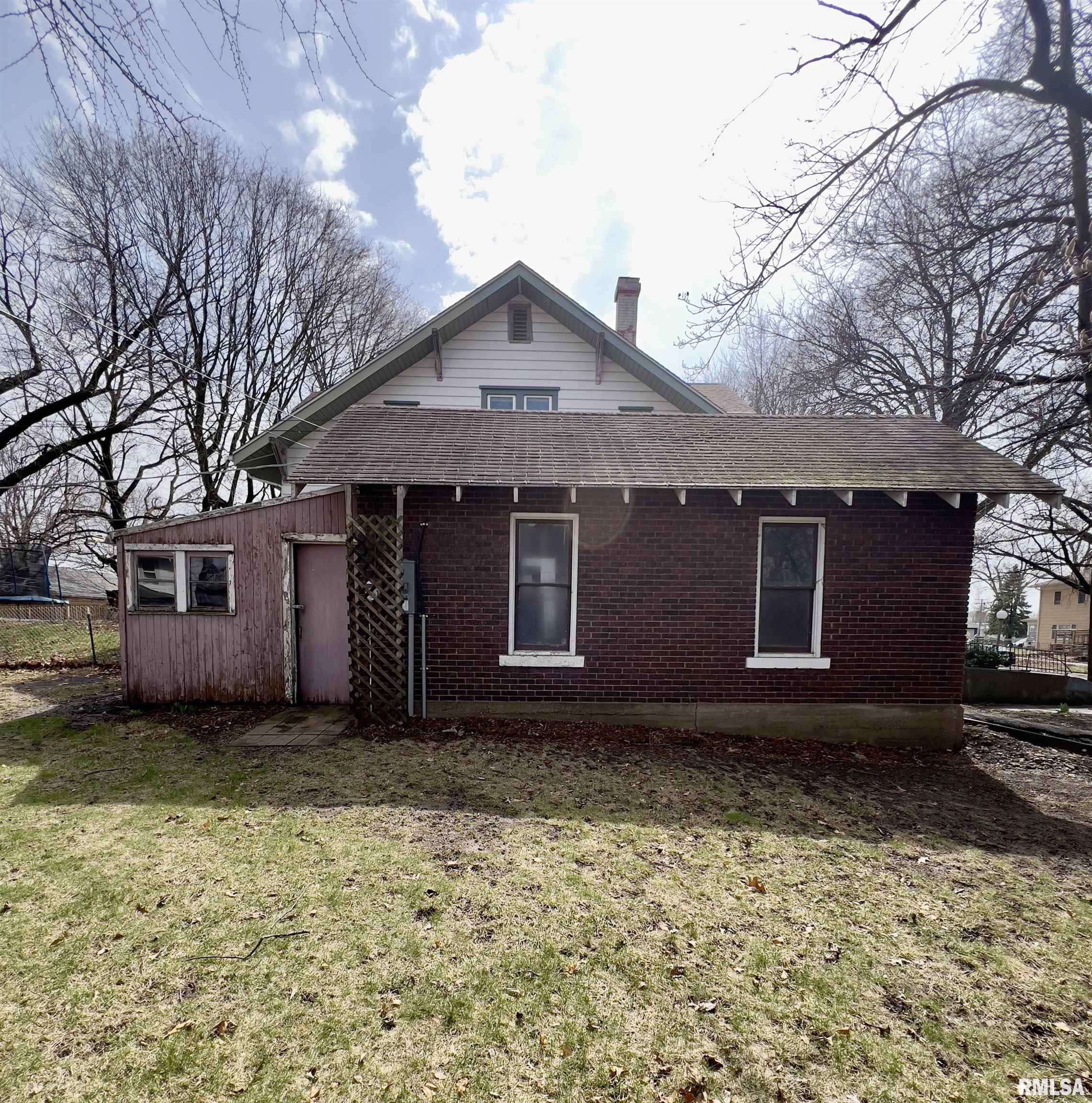 203 E 3rd Street Property Photo 33