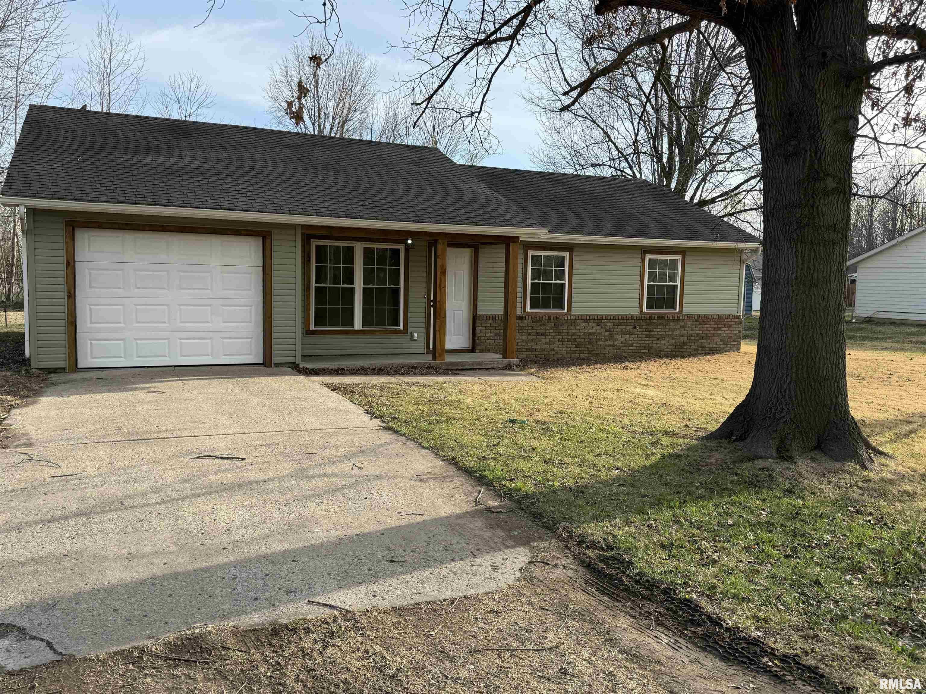 1607 E Pickett Lane Property Photo